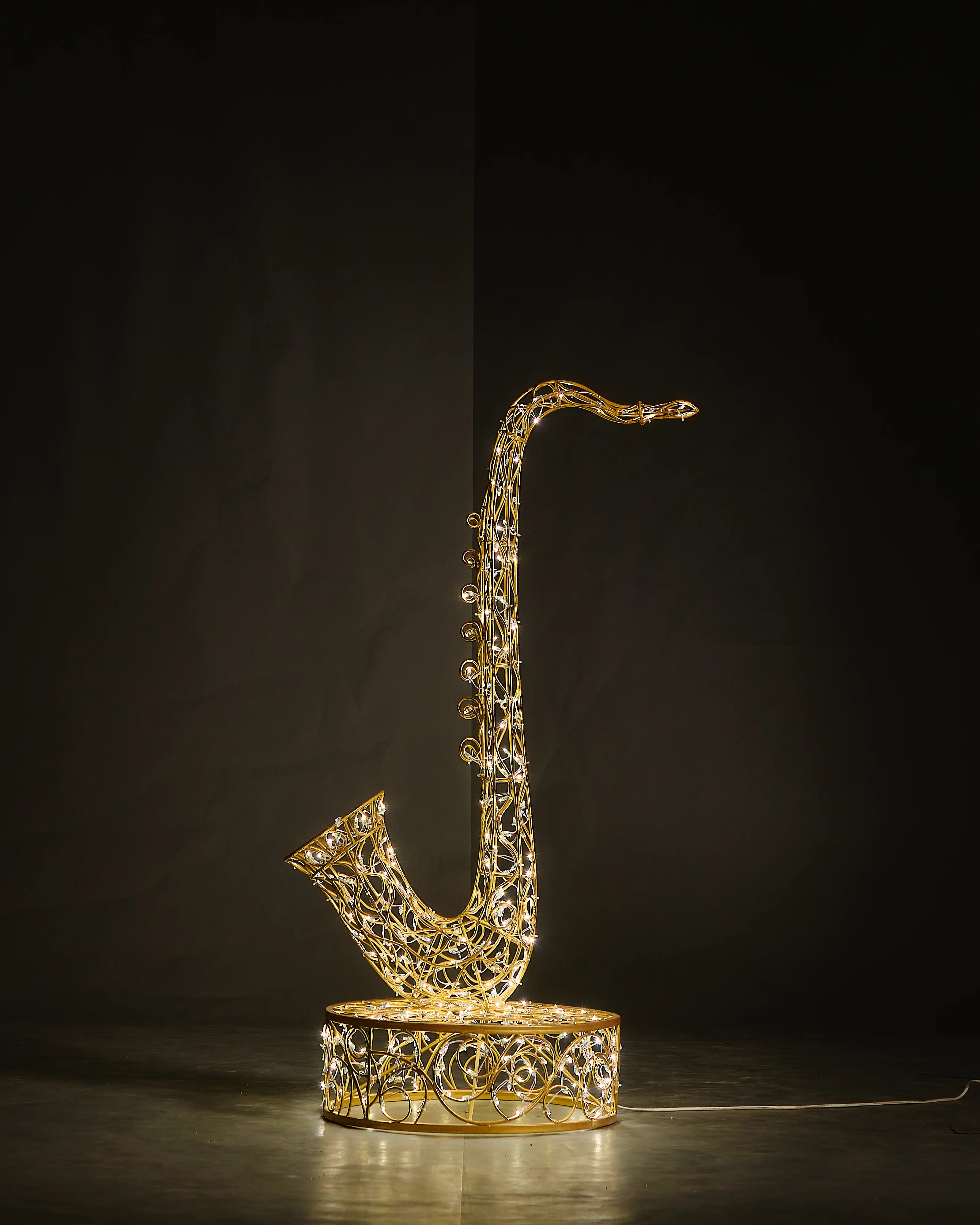 Изображение товара Электрическая светящиеся фигура Саксофон 400 LED 70x160x70 см теплый белый свет