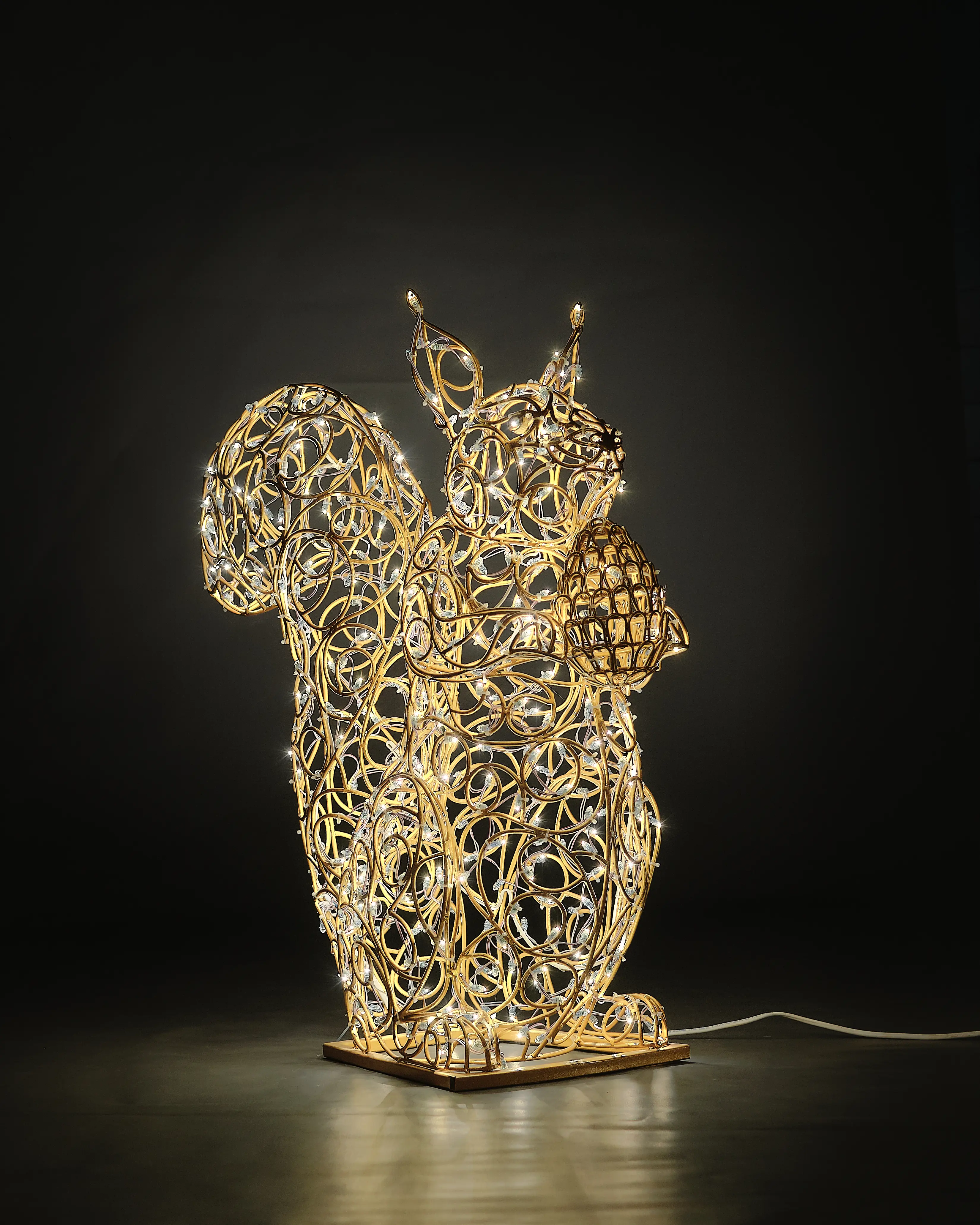 Изображение товара Электрическая светящиеся фигура Белочка 300 LED 40x120x20 см теплый белый свет