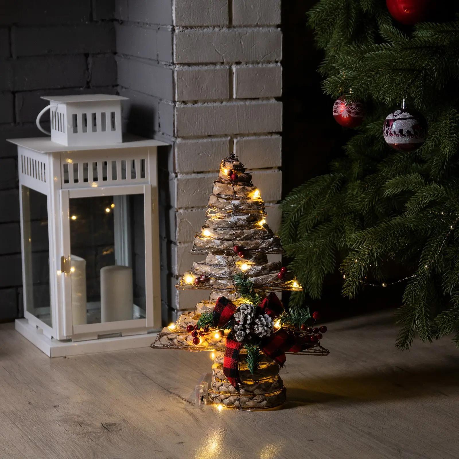 Изображение товара Светящаяся электрическая фигура Ёлка с шишками универсальная Luazon lighting 1 лампа h 40 см разноцветный