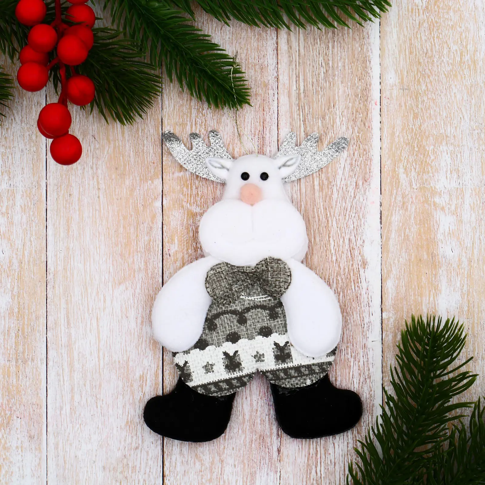 Изображение товара Елочная игрушка Олень в костюмчике с орнаментом лес Зимнее волшебство 9692678 14 см х 14 см серый/серебристый