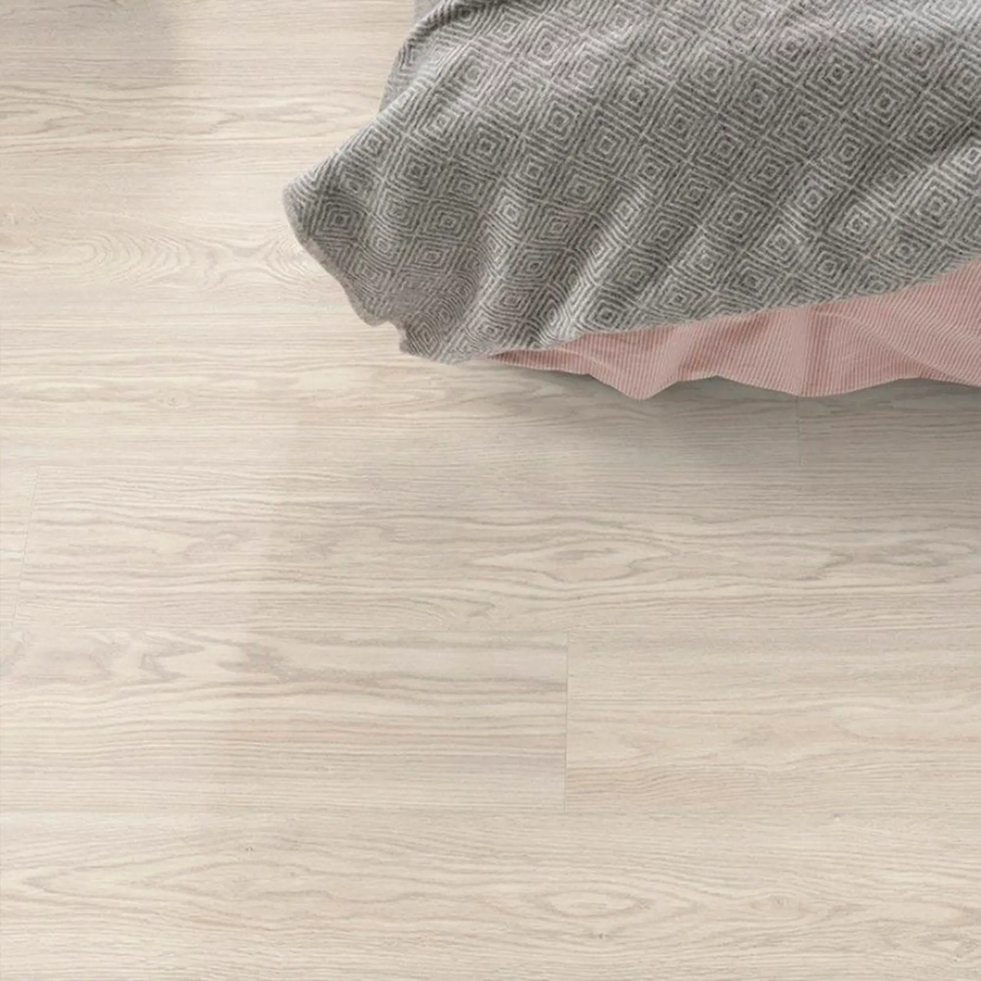 Изображение товара Ламинат Egger Дуб Сория белый 32 класс 8 мм фаска 1.99 м² для жилых помещений