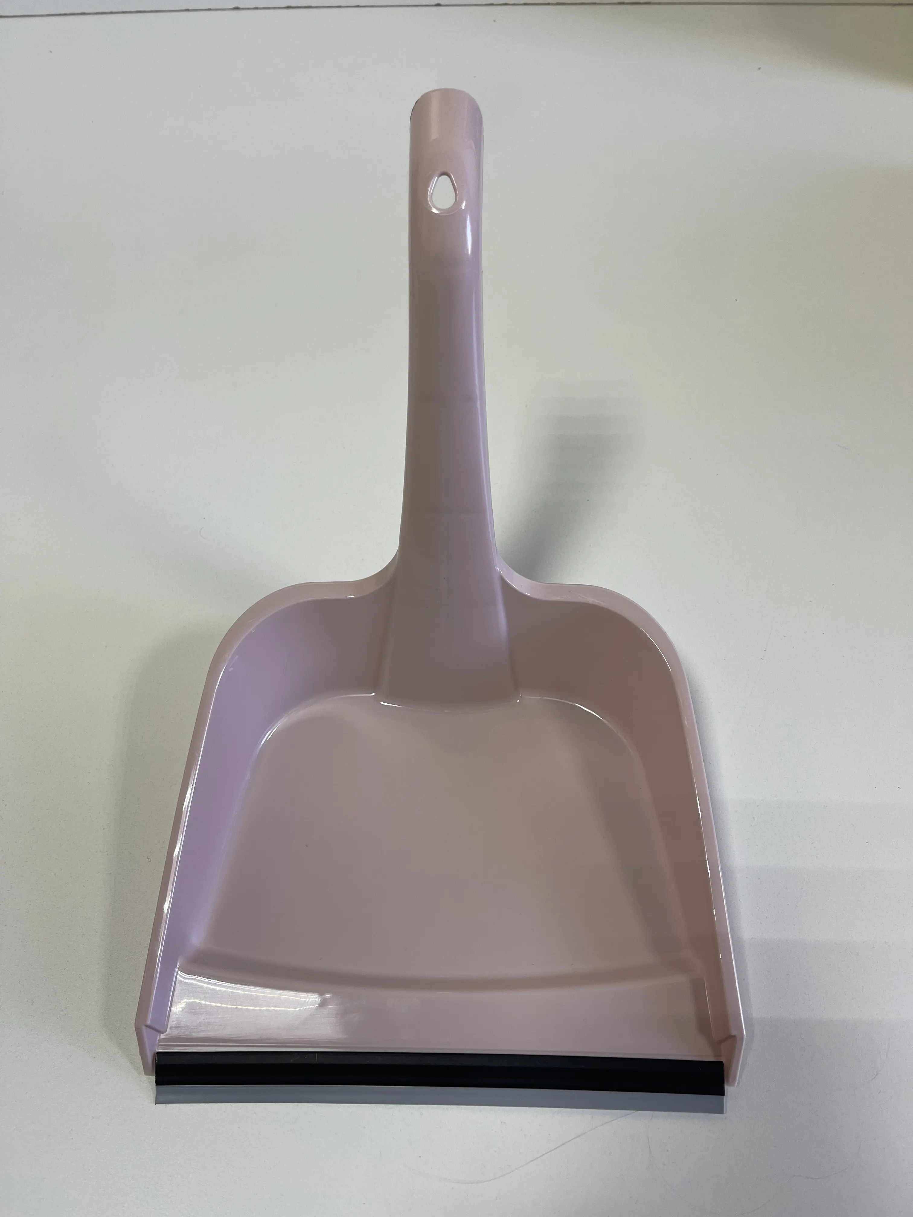 Изображение товара Совок Dunya Plastik с резинкой высокая ручка розовый