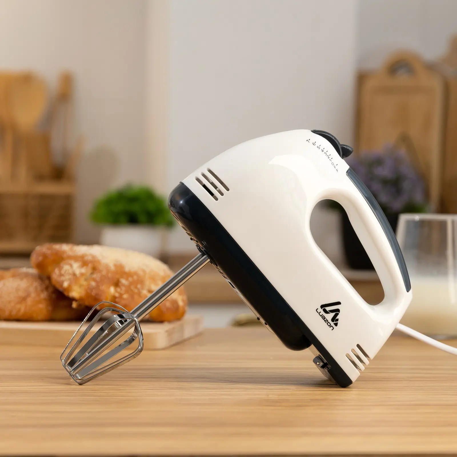 Изображение товара Ручной миксер Luazon Home 180 Вт 7 скоростей 2 насадки бело-черный