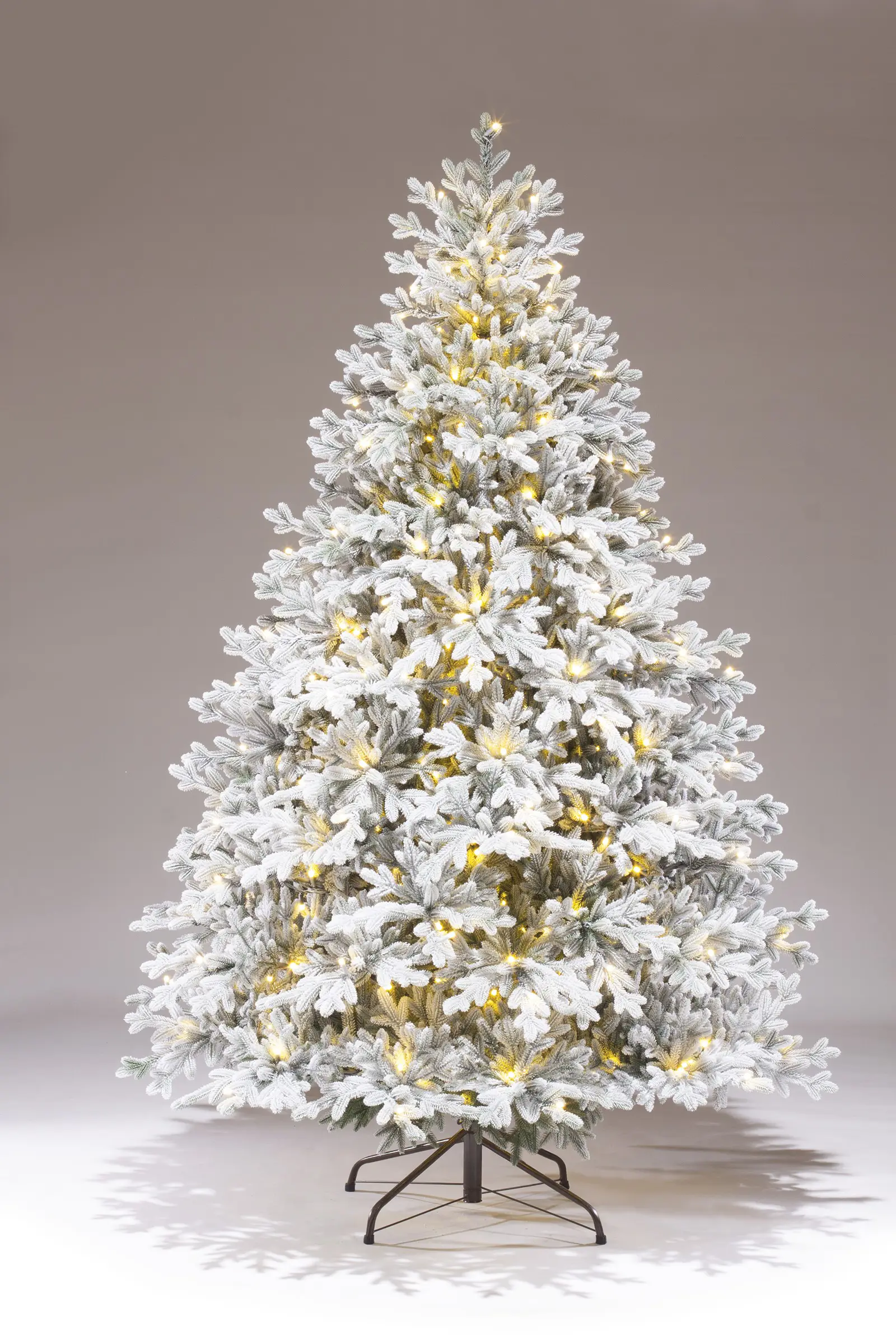 Изображение товара Ель новогодняя искусственная Elkade ВГСОЗ-215 Вега заснеженная с освещением заснеженная 215 см