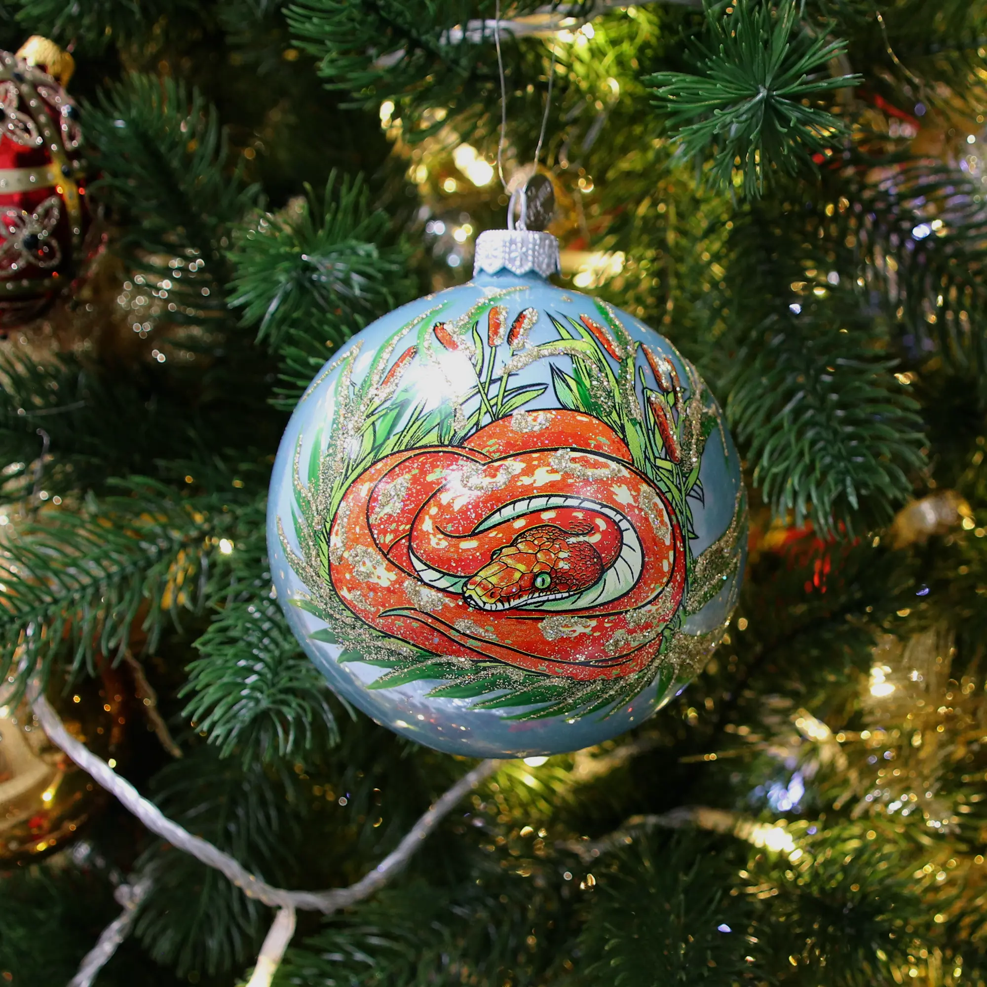 Изображение товара Елочный шар Коломеев Змея в камышах КУ-100-244072 ø10 см стекло цвет разноцветный