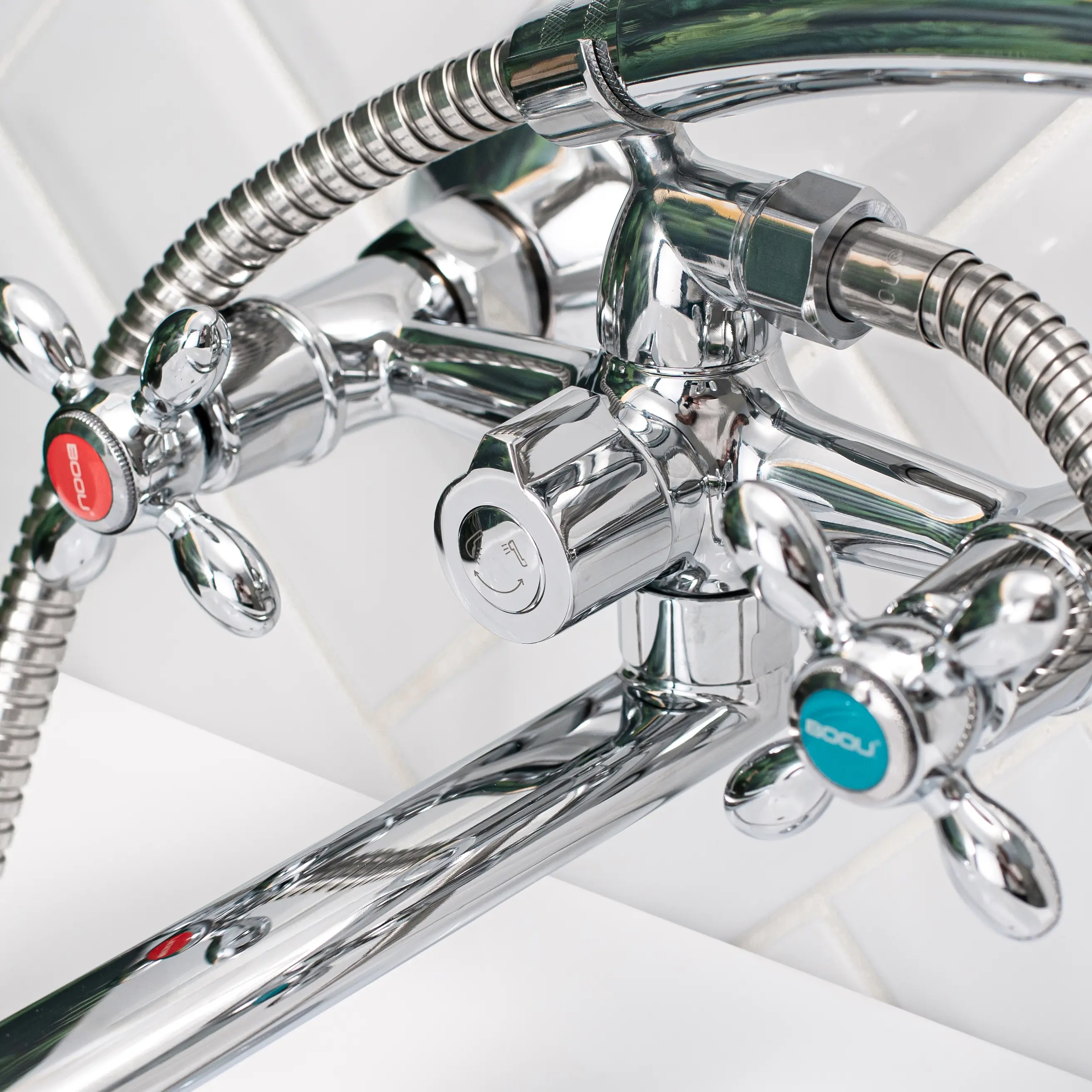 Изображение товара Смеситель для ванны Boou BA5318-4-C007-B702 двухвентильный с душевой лейкой цвет хром