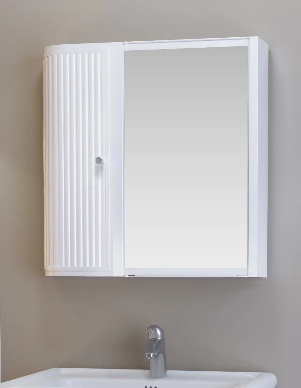 Изображение товара Шкаф зеркальный подвесной Berossi НВ 33601000 54.14x55см цвет белый