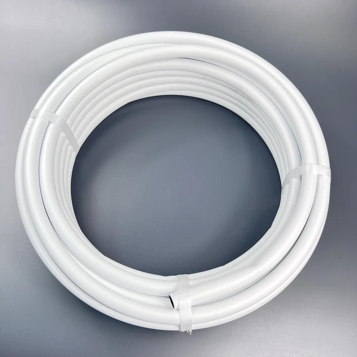 Изображение товара Трубка Профитт магистральная ПНД 16мм x 15м черно-белая