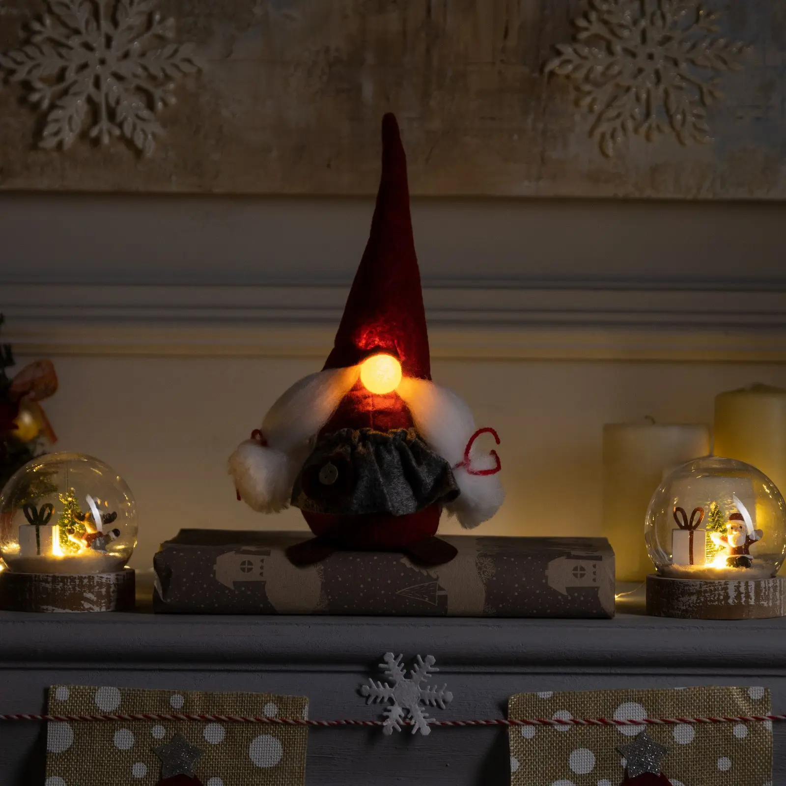 Изображение товара Светящаяся электрическая фигура Гном красный в колпаке универсальная Luazon lighting 1 лампа h 22 см разноцветный