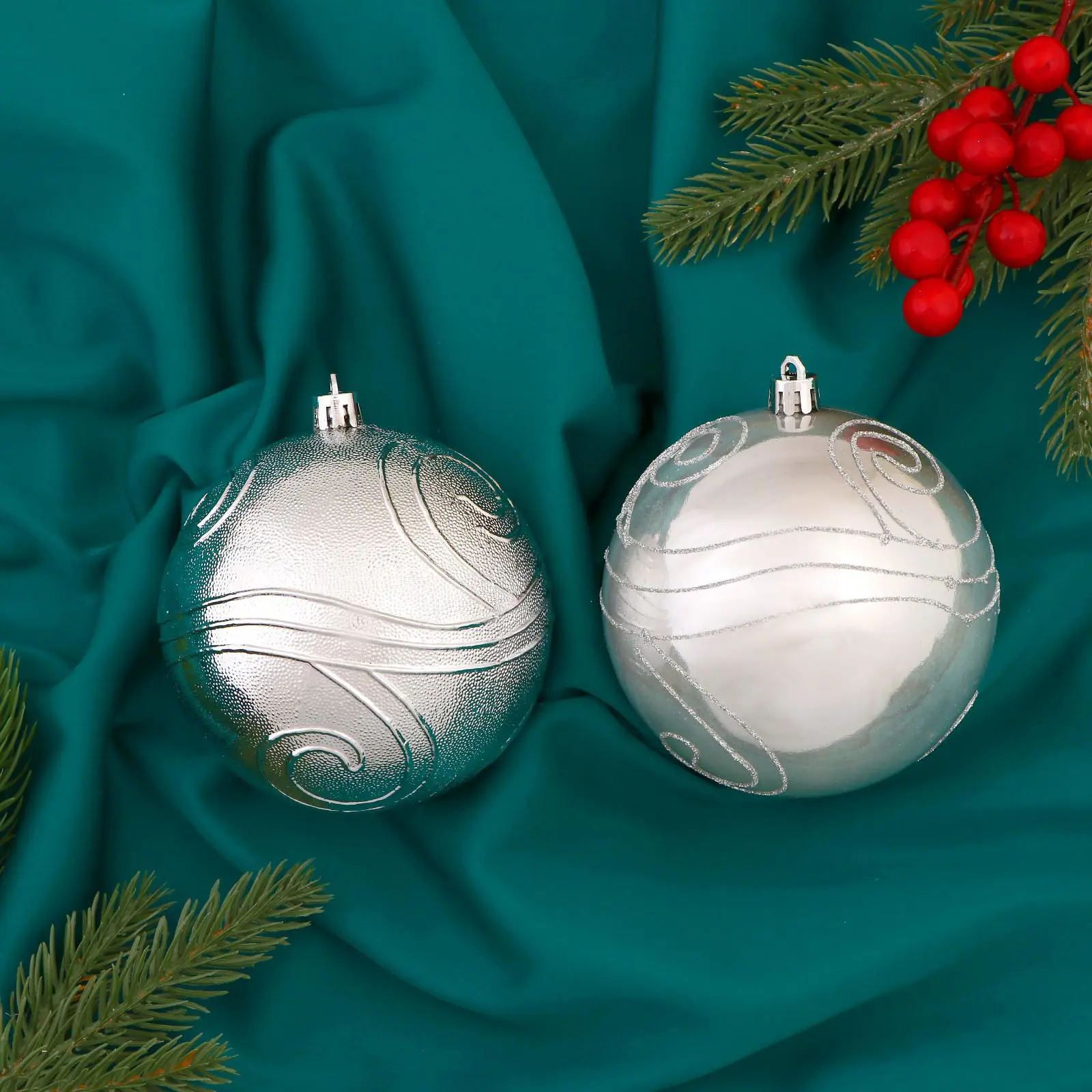 Изображение товара Набор елочных шаров Зимнее волшебство 1307067 10 см пластик серый/серебристый 2 шт