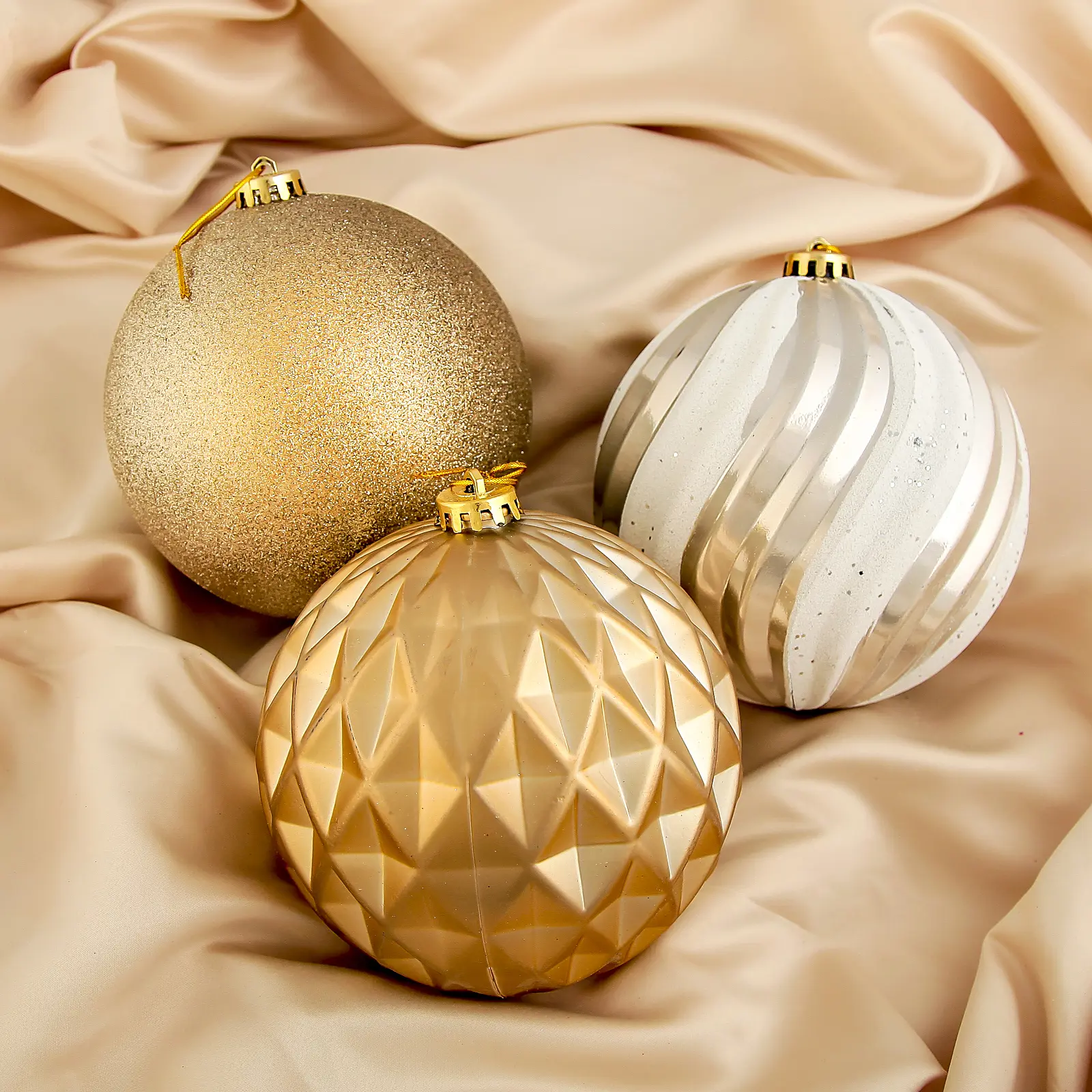 Изображение товара Набор елочных шаров Зимнее волшебство 1305764 15 см пластик разноцветный 3 шт