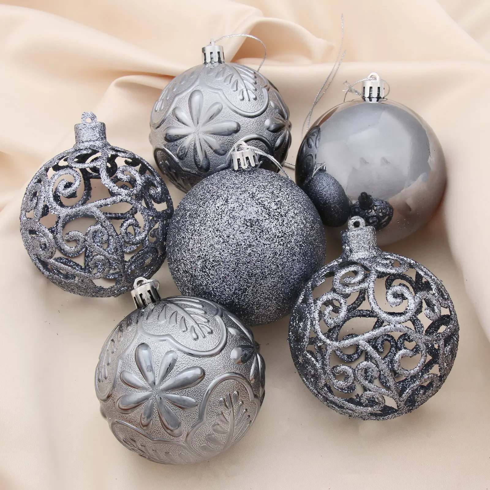Изображение товара Набор елочных шаров Зимнее волшебство 4316811 8 см пластик серый/серебристый 9 шт