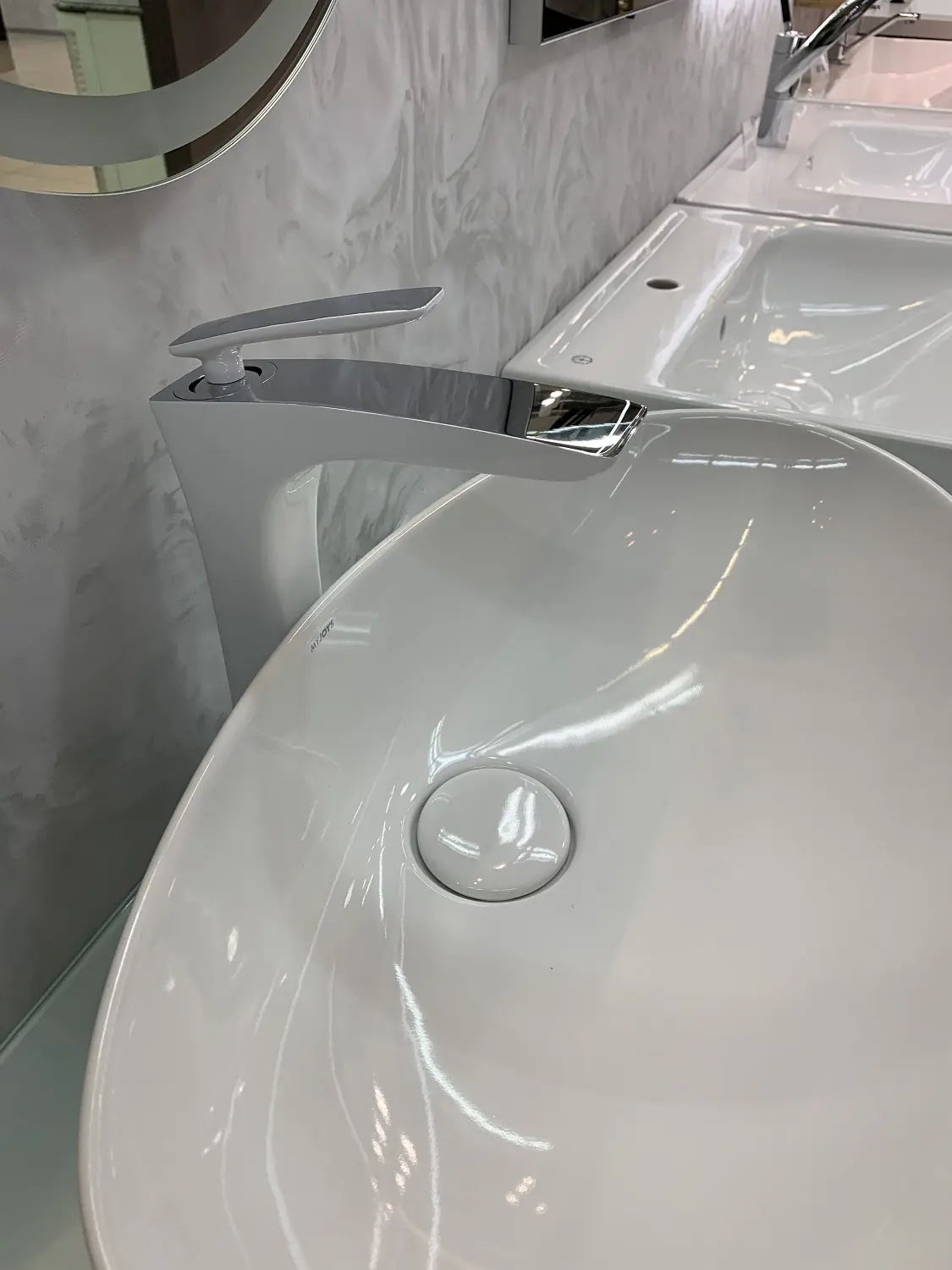 Изображение товара Смеситель для раковины Timo Helmi 4011/00-16F однорычажный цвет хром-белый