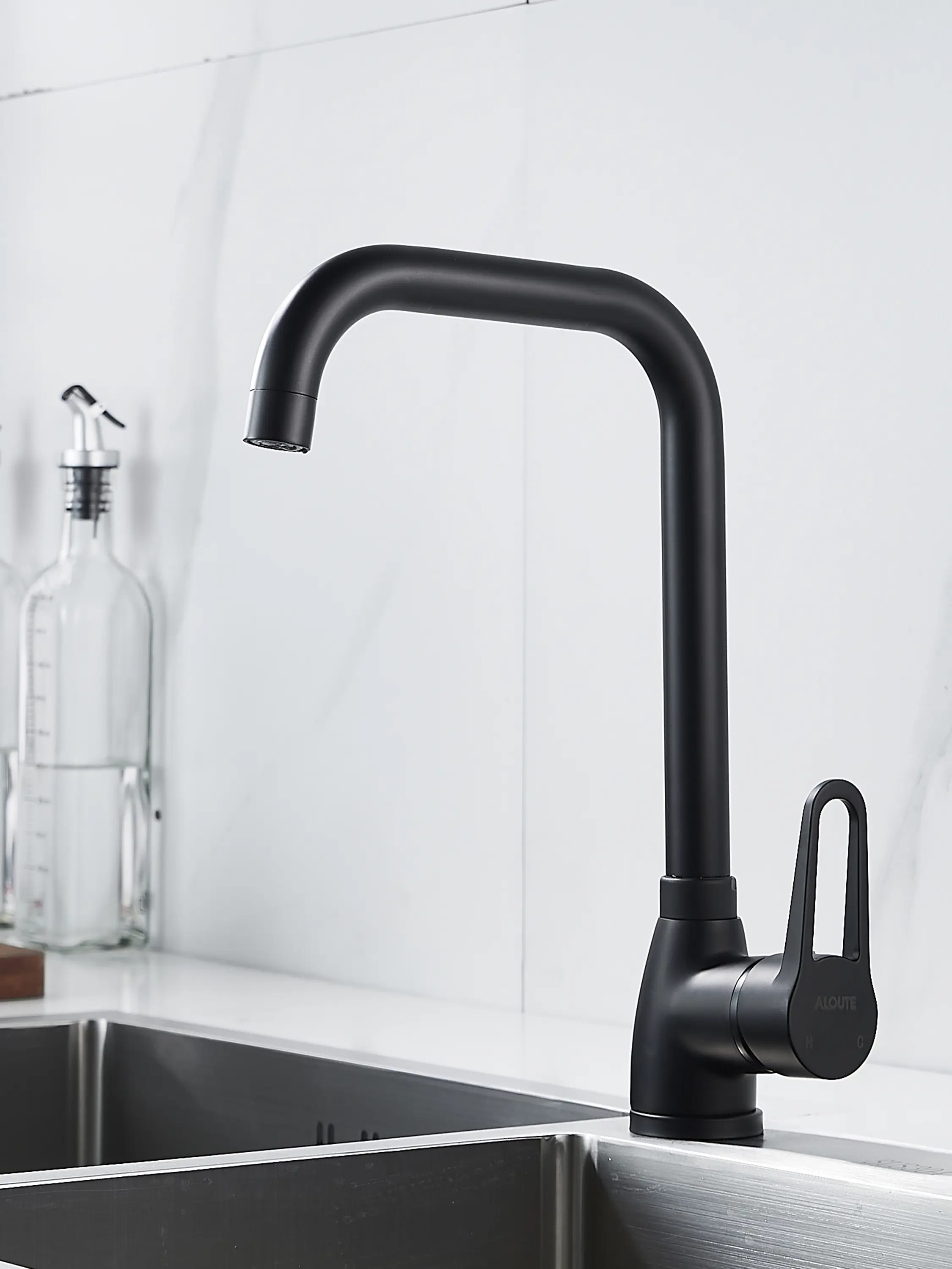 Изображение товара Смеситель для кухни Aloute A0613H поворотный излив 18.5 см цвет черный