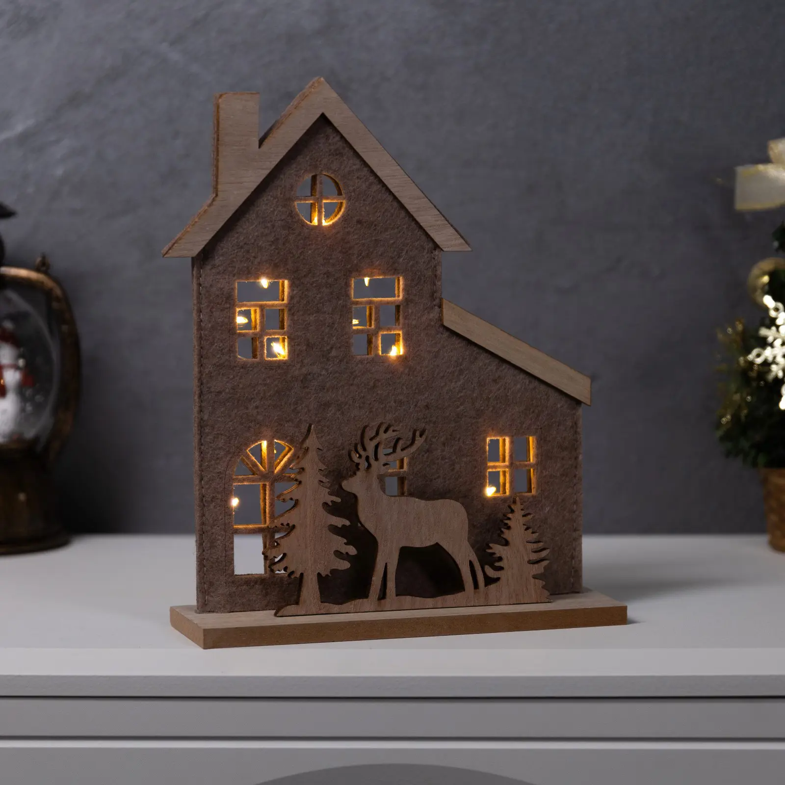 Изображение товара Светящаяся электрическая фигура Luazon Lighting Изба с оленями 10487841 h 25 см