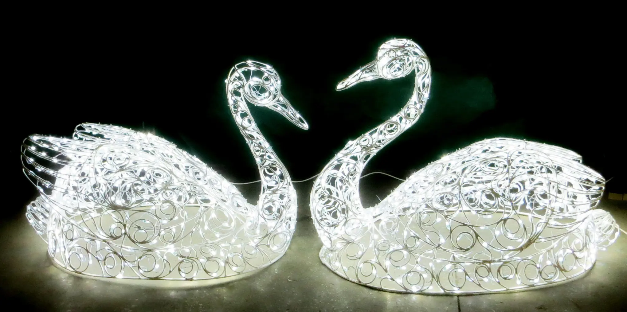 Изображение товара Электрическая светящиеся фигура Пара лебедей 400 LED 100x70x30 см теплый белый свет