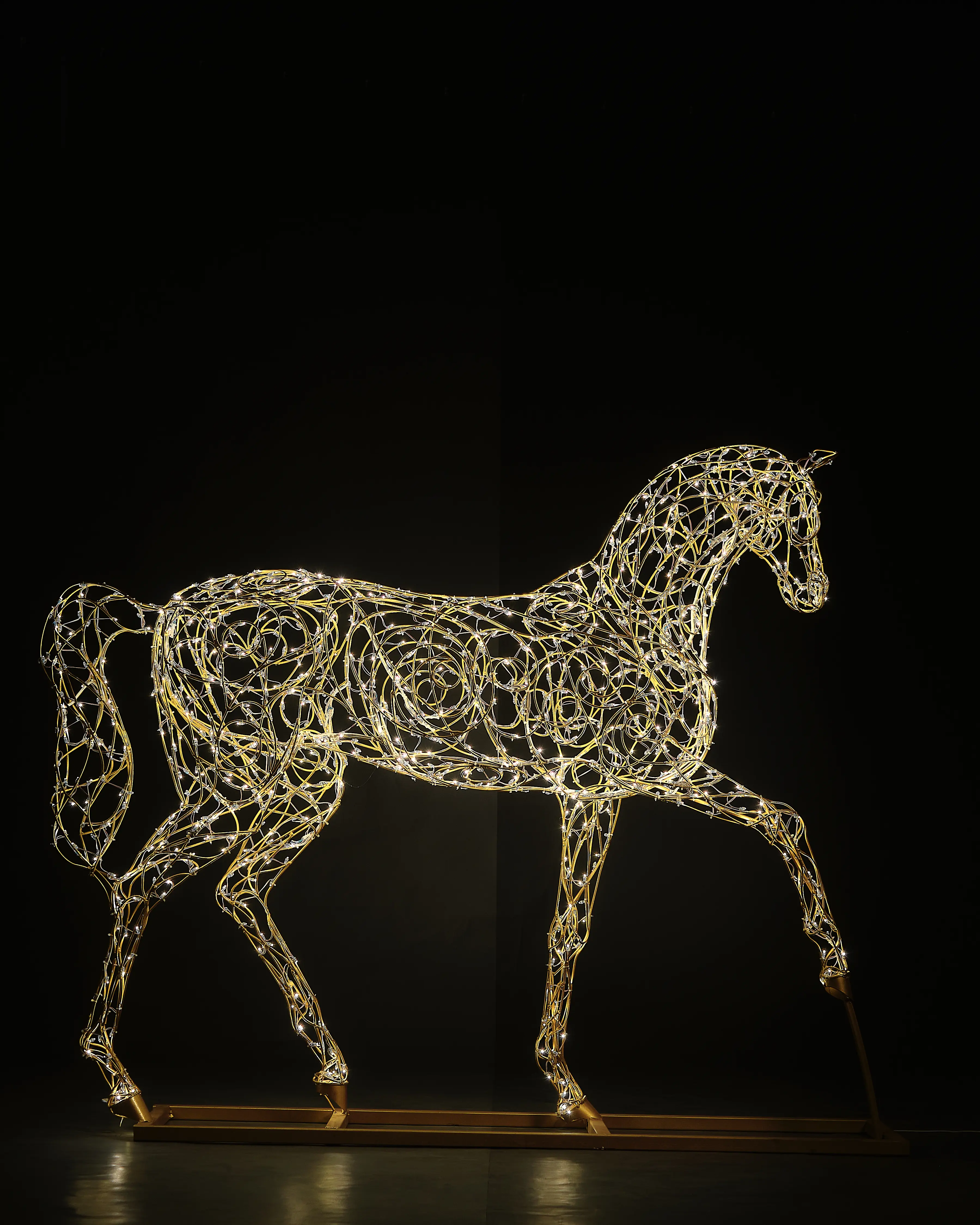Изображение товара Электрическая светящиеся фигура Конь королевский 400 LED 160x180x40 см теплый белый свет