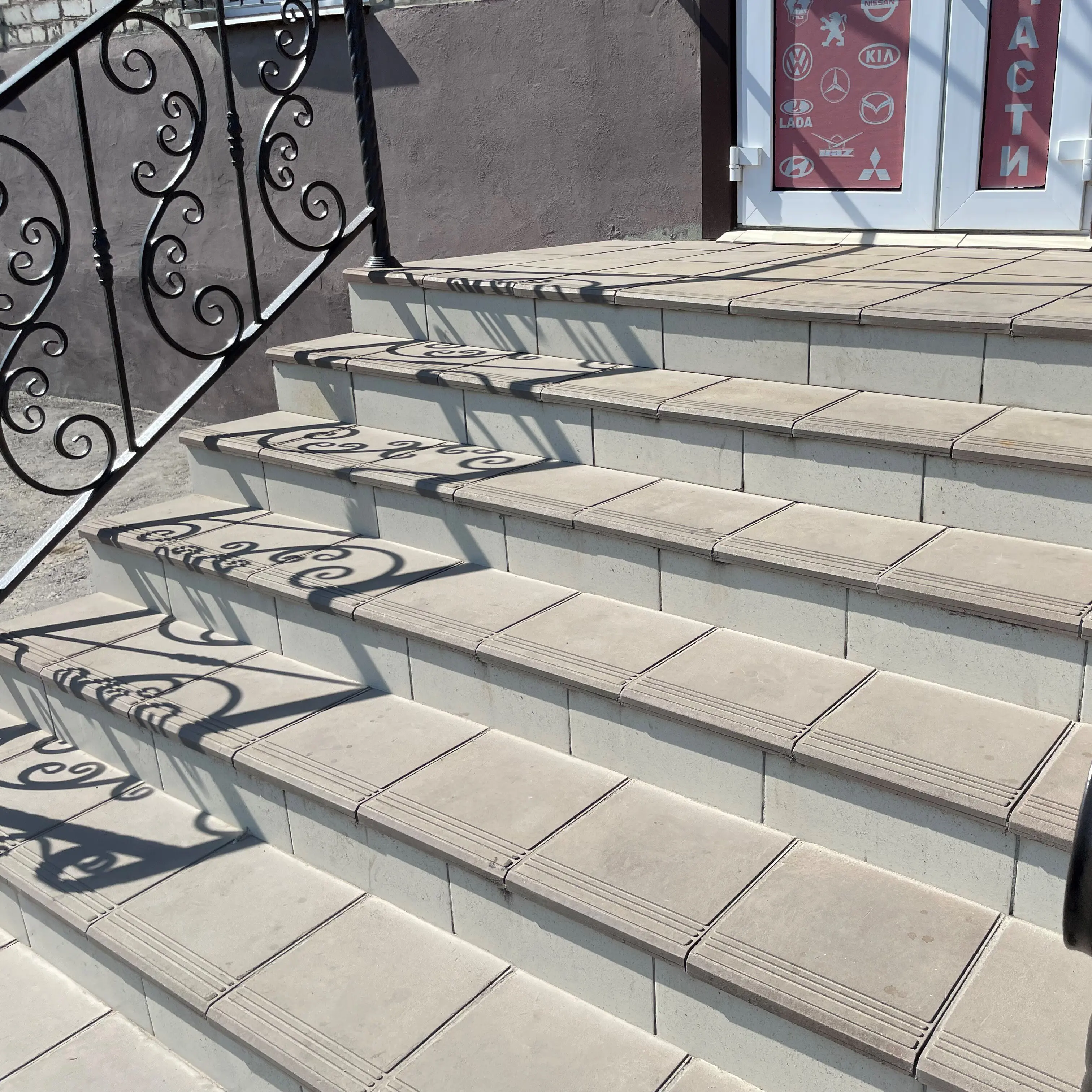 Изображение товара Плитка для лестниц WEECO 33x33 см светло-серая, ударопрочная и износостойкая