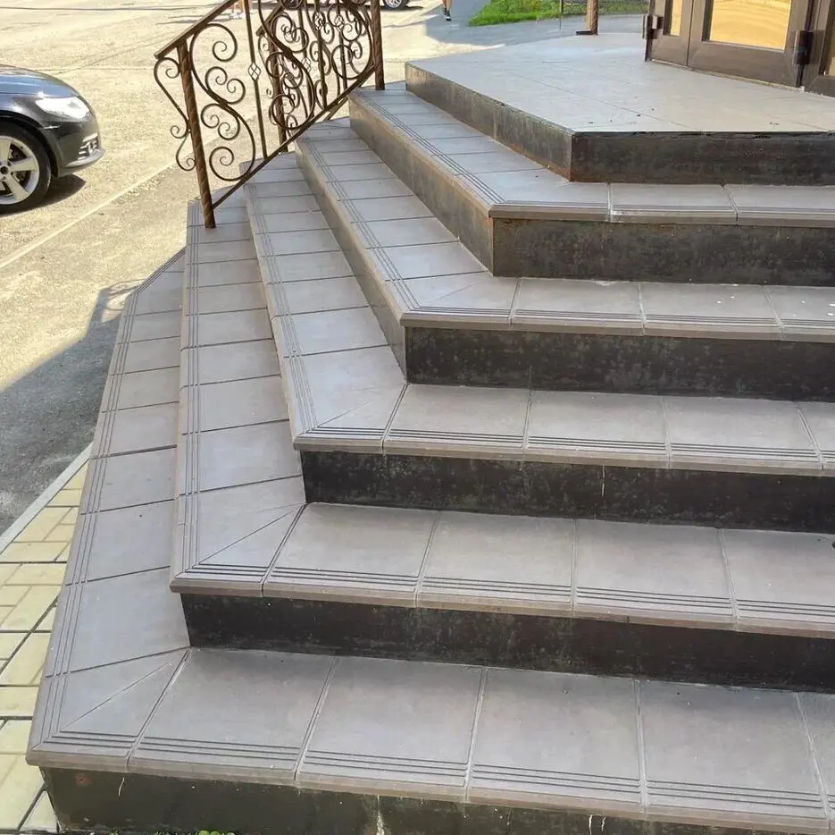 Изображение товара Угловая ступень для лестниц Weeco Берлин 36x36 см цвет шоколад из полимерпесчаного композита