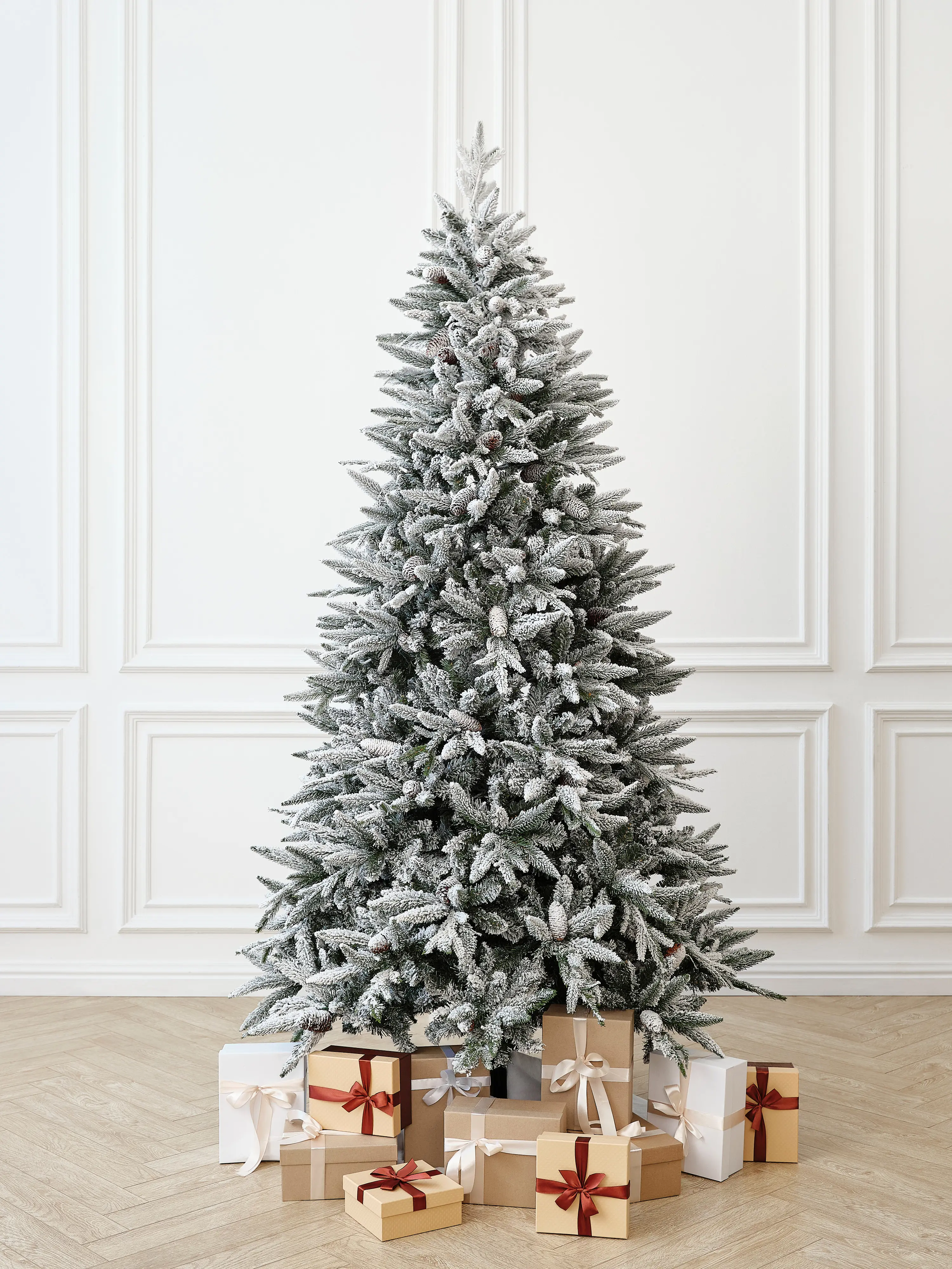 Изображение товара Ель новогодняя искусственная Binoshe Ile Grande заснеженная с шишкой 240 см