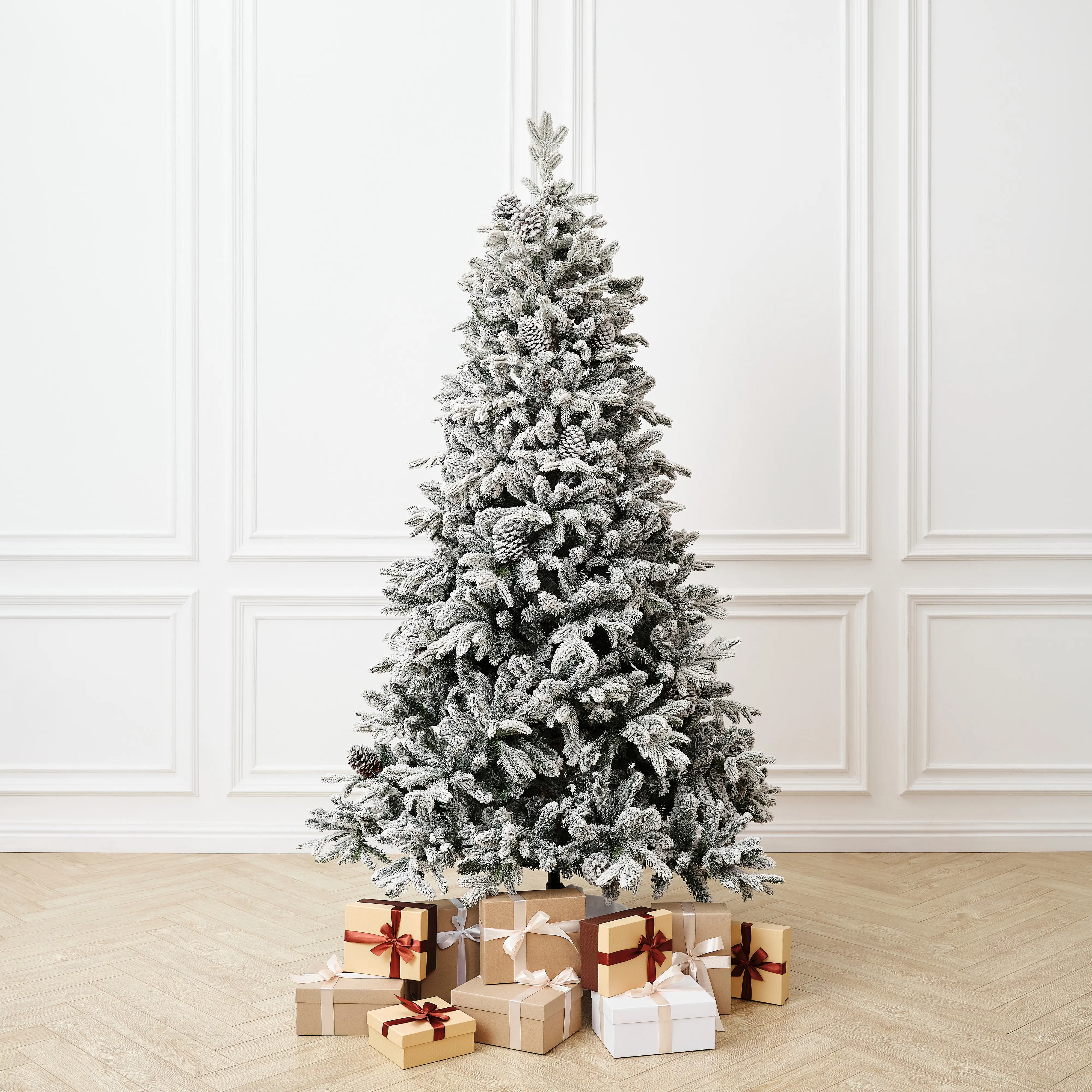 Изображение товара Ель новогодняя искусственная Binoshe Saint Paul заснеженная с шишкой 270 см