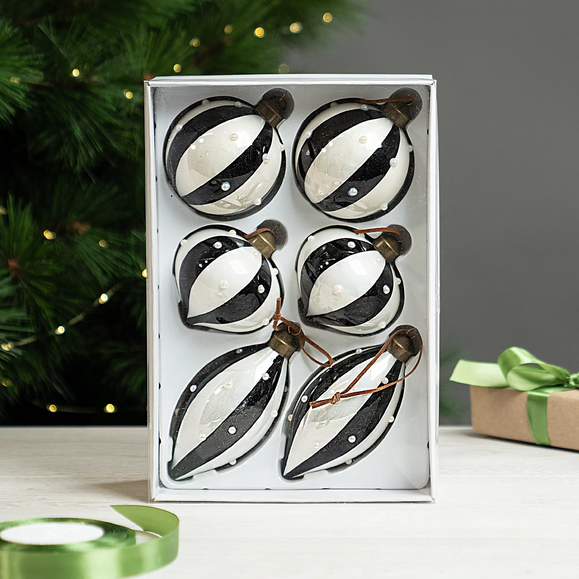 Изображение товара Набор елочных шаров KREAFORTA ø8 см черно-белый 6 шт.