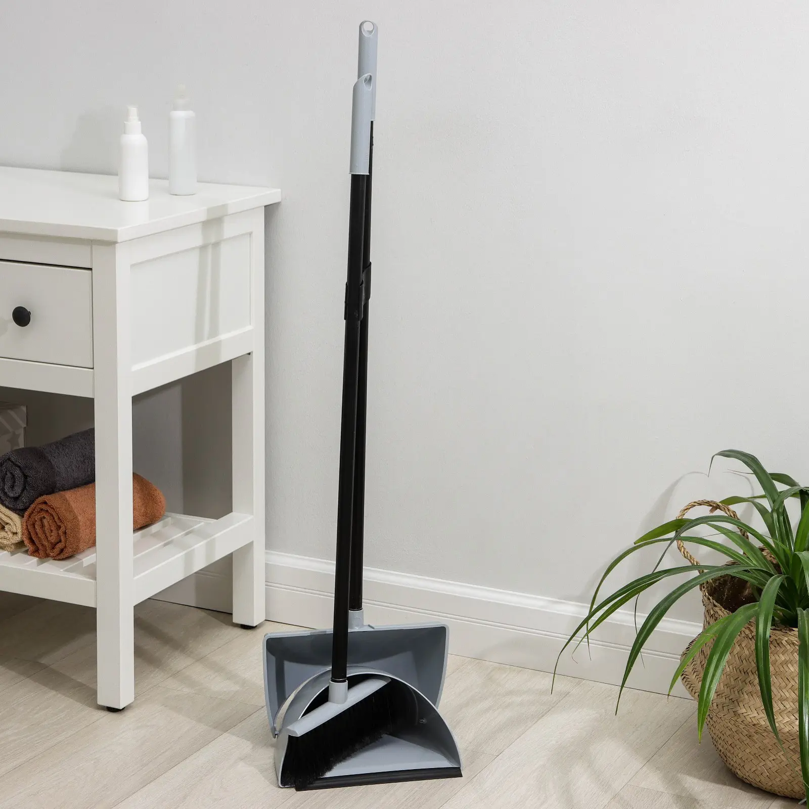 Изображение товара Совок и щетка Svip 1078804 с крышкой 13.5х27.5х126см