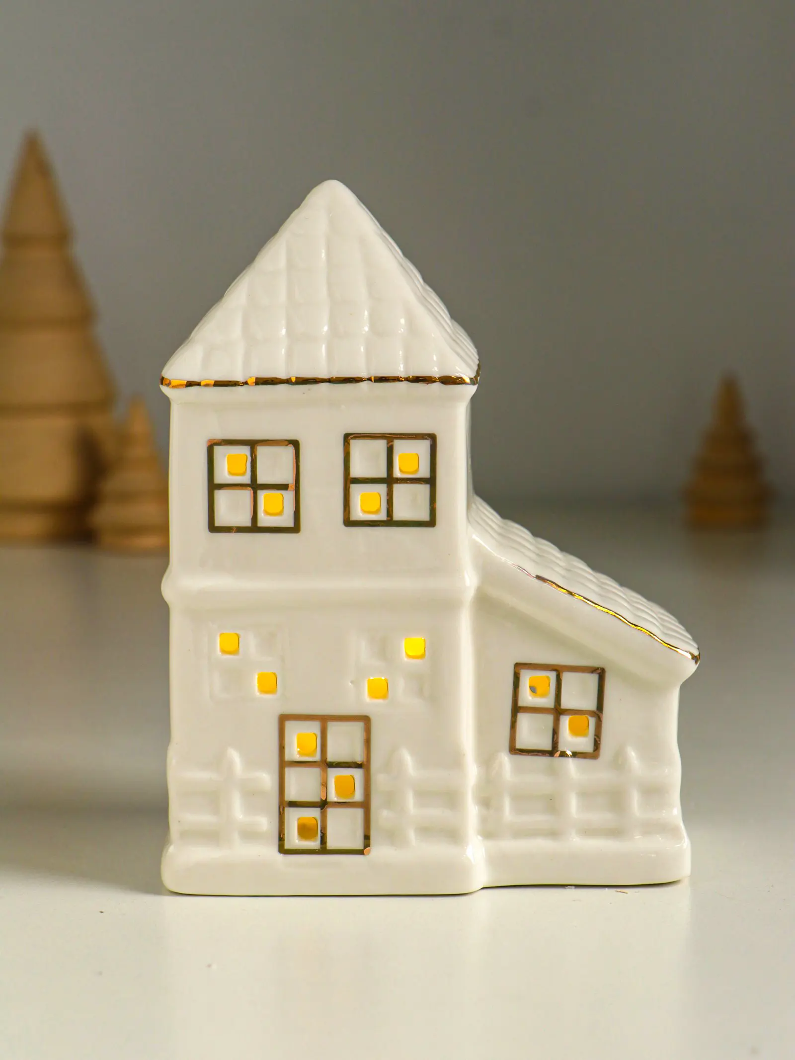 Изображение товара Электрическая светящаяся фигура Сима-Ленд 10876073 Домик с верандой белый с золотом 9.5x6x12.5 см