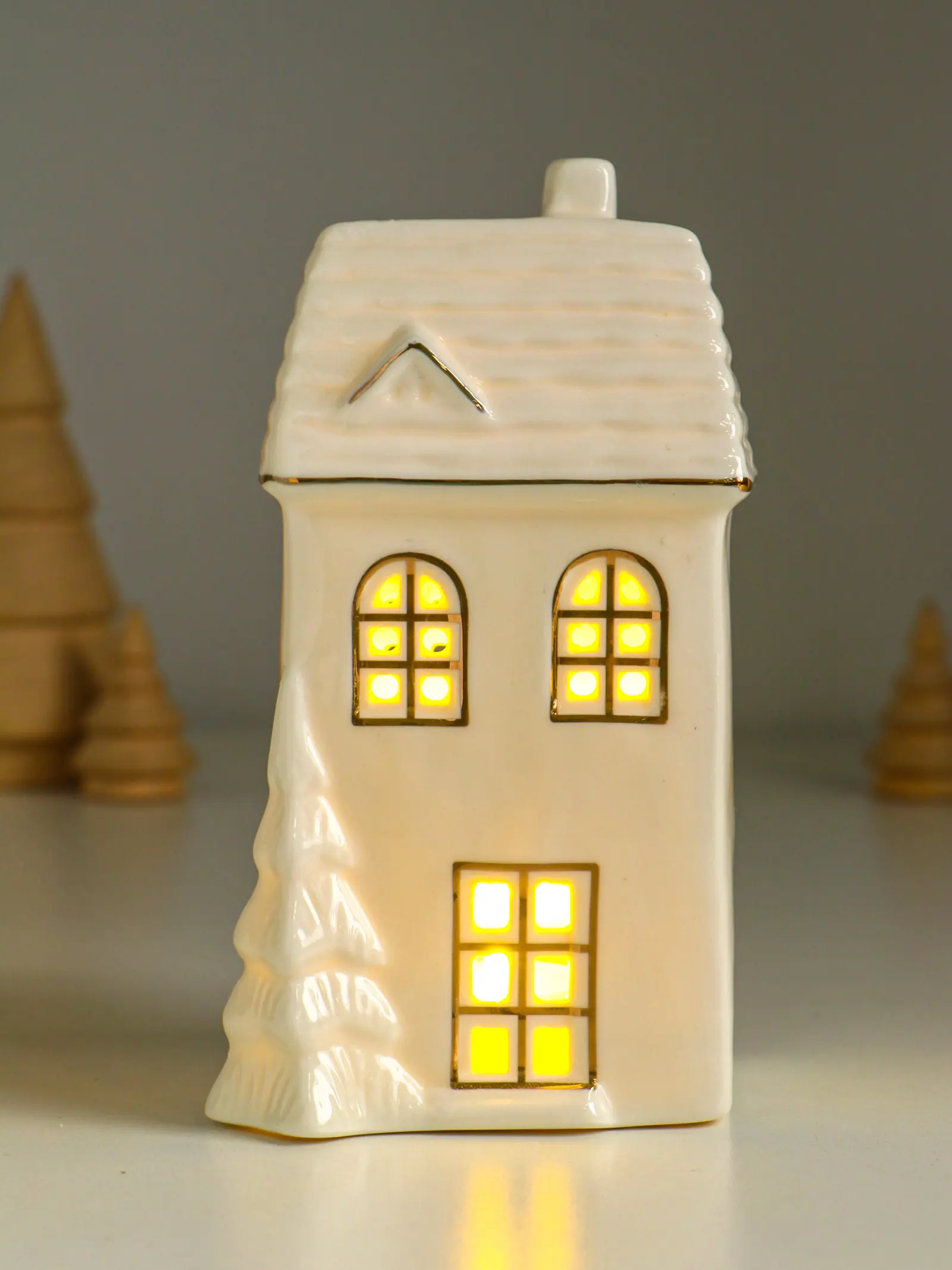 Изображение товара Электрическая светящаяся фигура Сима-Ленд 10876074 Домик с елочкой белый с золотом 7.5x6.5x14 см