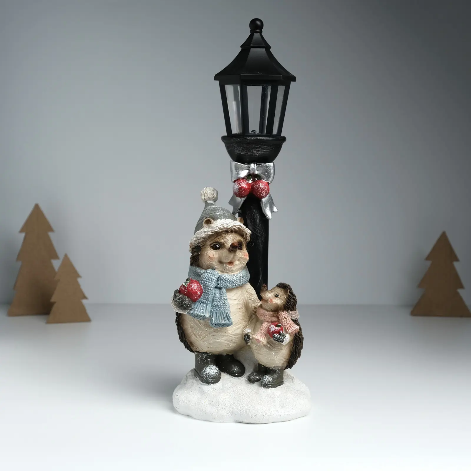 Изображение товара Электрическая светящаяся фигура Сима-Ленд 10325899 Ежики в зимних нарядаx у фонарного столба 12.5x10.5x31.5 см