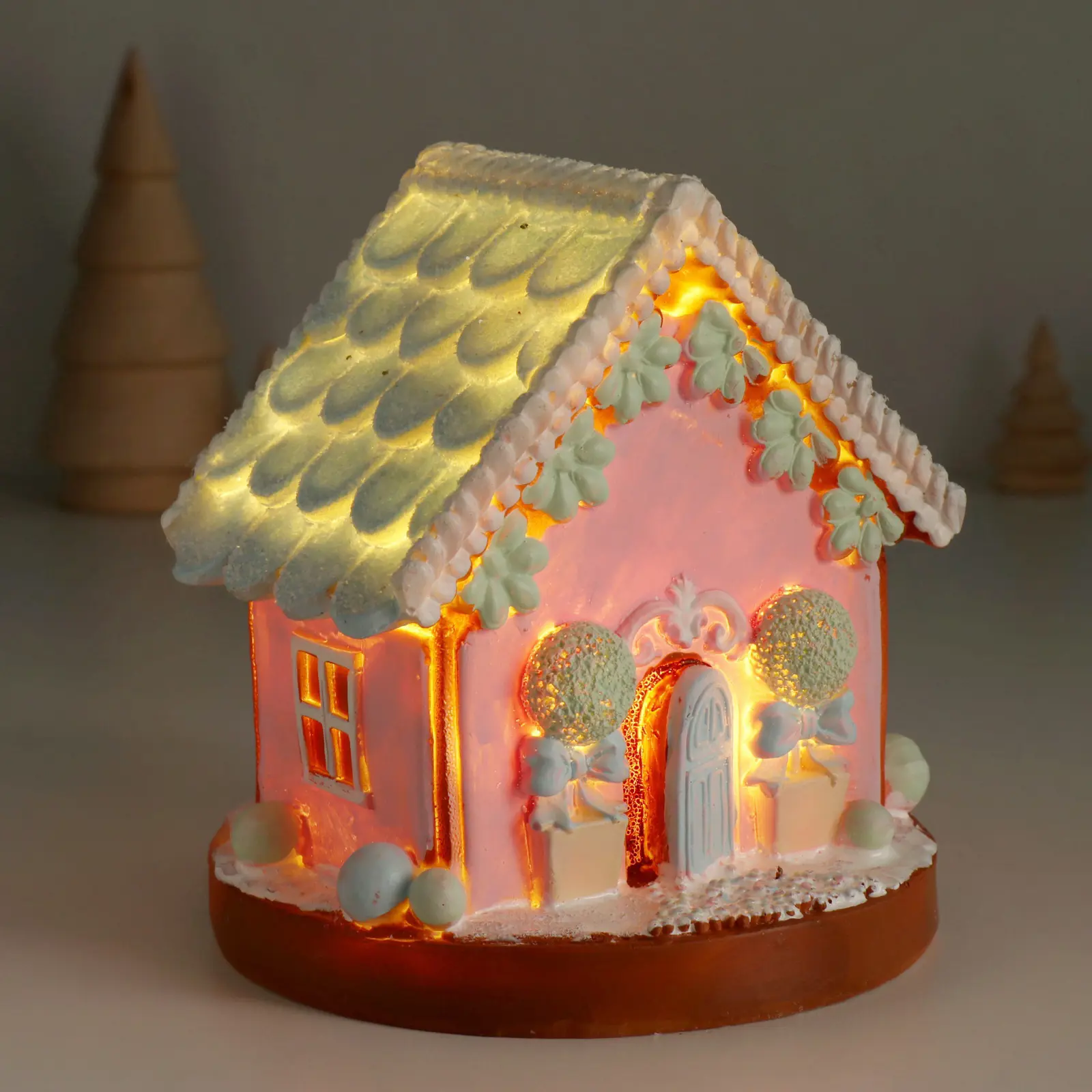 Изображение товара Электрическая светящаяся фигура Сима-Ленд 10323671 Пряничный домик с зеленью зефирный 12.5x12.5x12.5 см