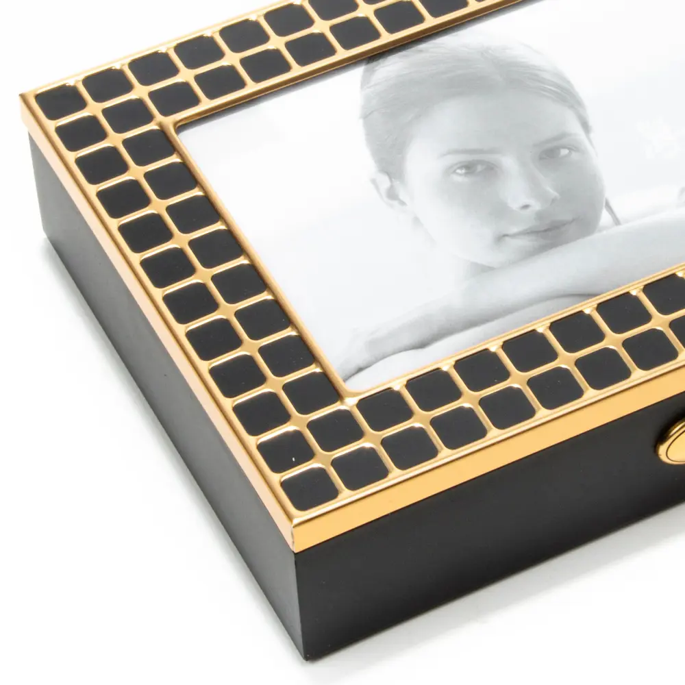 Фото 2 Шкатулка-фоторамка ювелирная Moretto 18x5x13 см цвет черный/золотой Фото 2 Шкатулка-фоторамка ювелирная Moretto 18x5x13 см цвет черный/золотой