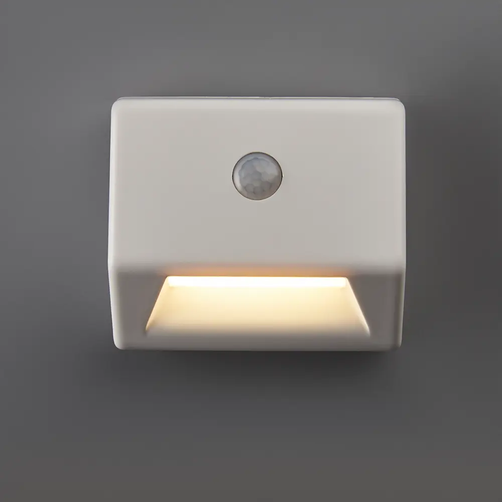 Фото 3 Светильник светодиодный Ledvance Nightlux Stair с датчиком света и движения, на батарейках, цвет белый Фото 3 Светильник светодиодный Ledvance Nightlux Stair с датчиком света и движения, на батарейках, цвет белый