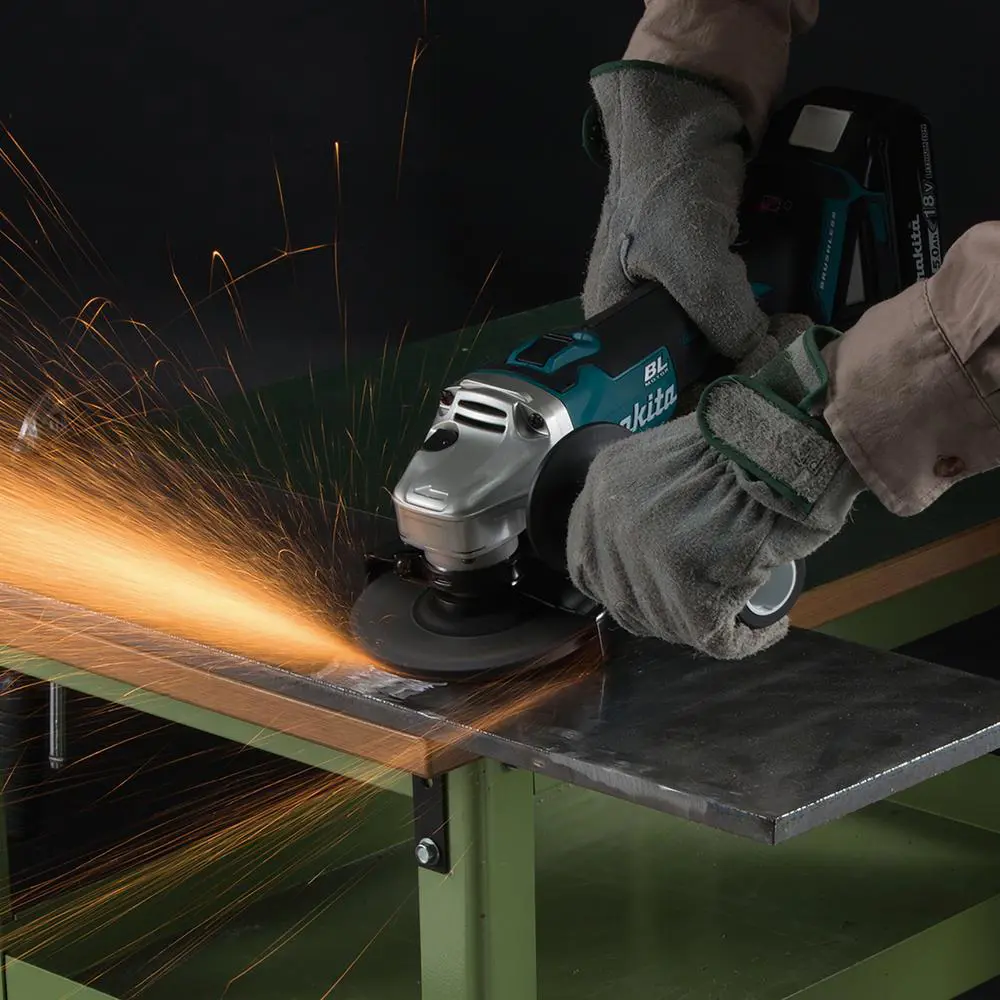 Фото 6 УШМ аккумуляторная бесщеточная Makita DGA506RME 82086280, 18 В Li-Ion 2x4 Ач, 125 мм Фото 6 УШМ аккумуляторная бесщеточная Makita DGA506RME 82086280, 18 В Li-Ion 2x4 Ач, 125 мм