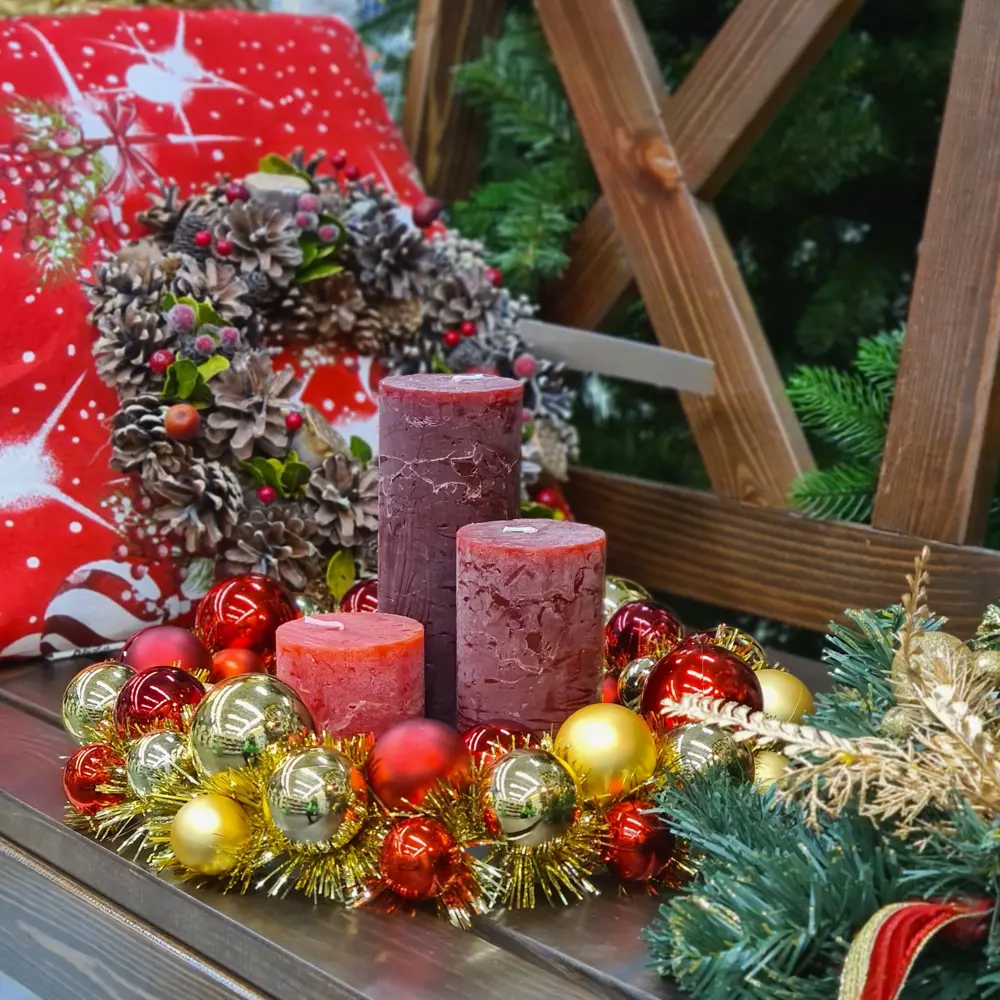 Фото 4 Рождественский венок с шарами ø30 см красно-золотой праздничный Фото 4 Рождественский венок с шарами ø30 см красно-золотой праздничный