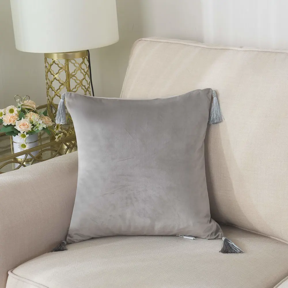 Фото Чехол для декоративной подушки Sofi De Marko Кэтрин серая 45x45 Фото Чехол для декоративной подушки Sofi De Marko Кэтрин серая 45x45