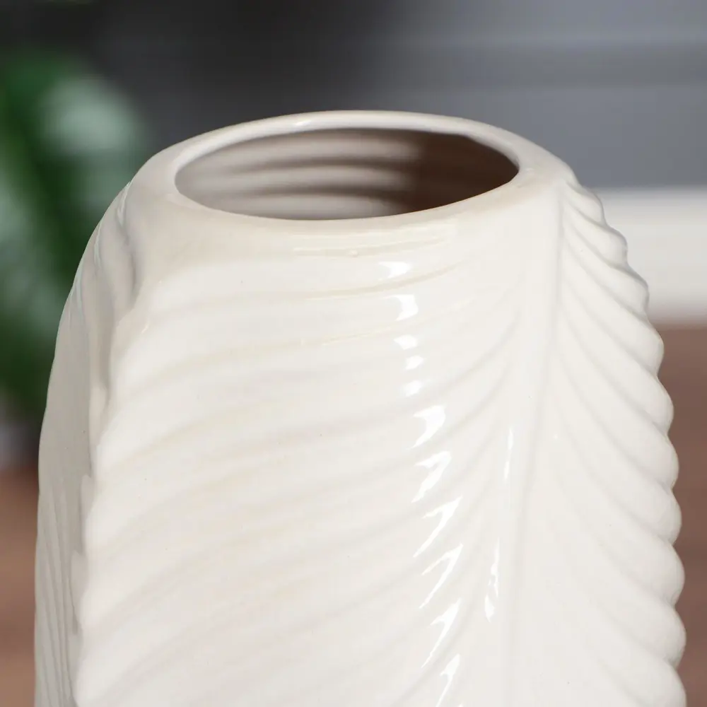 Фото 3 Ваза настольная керамическая "Перо" белая, 38 см Фото 3 Ваза настольная керамическая "Перо" белая, 38 см