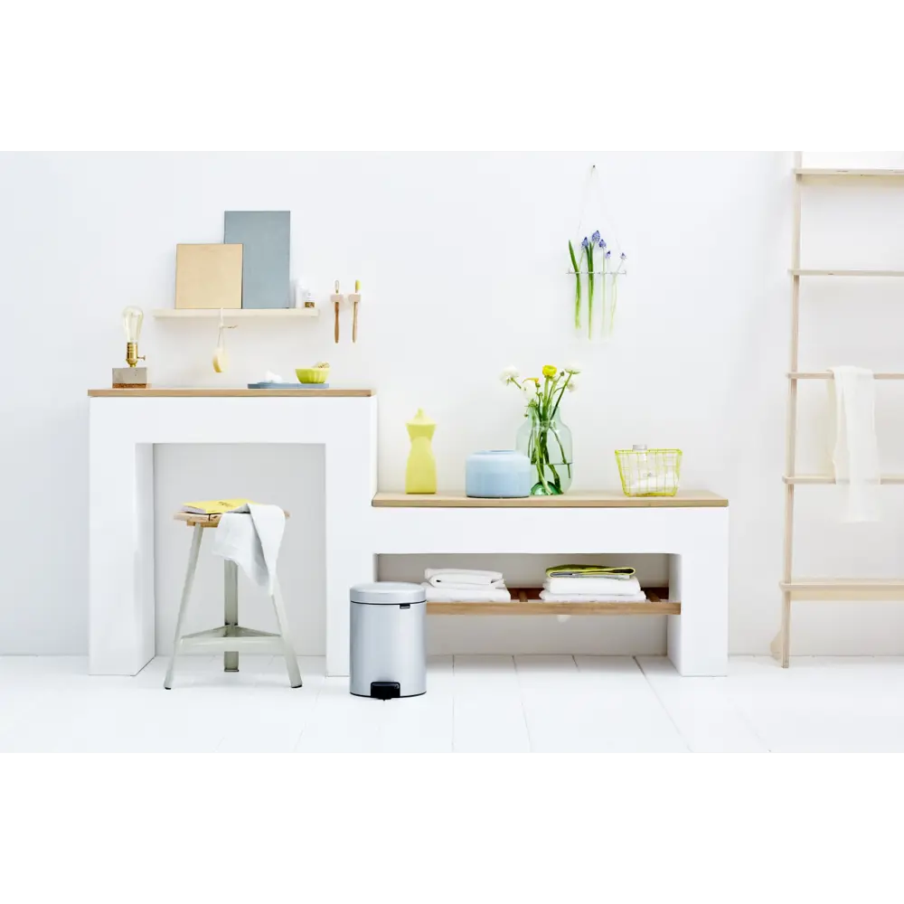 Фото 4 Ведро мусорное Brabantia NewIcon 112904 5л цвет серый металлик Фото 4 Ведро мусорное Brabantia NewIcon 112904 5л цвет серый металлик