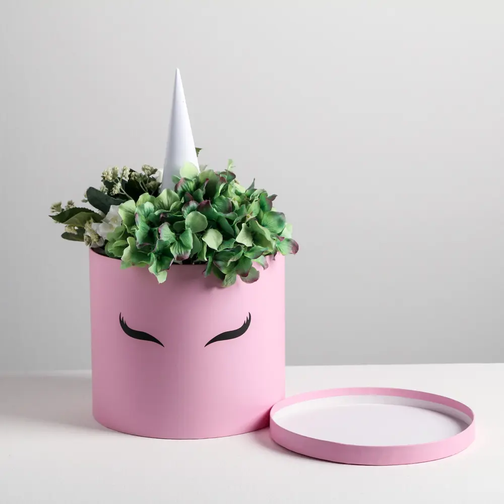 Фото Коробка Tim-Box шляпная для цветов с доп. элементом «Розовый единорожка» 22x19 см Фото Коробка Tim-Box шляпная для цветов с доп. элементом «Розовый единорожка» 22x19 см
