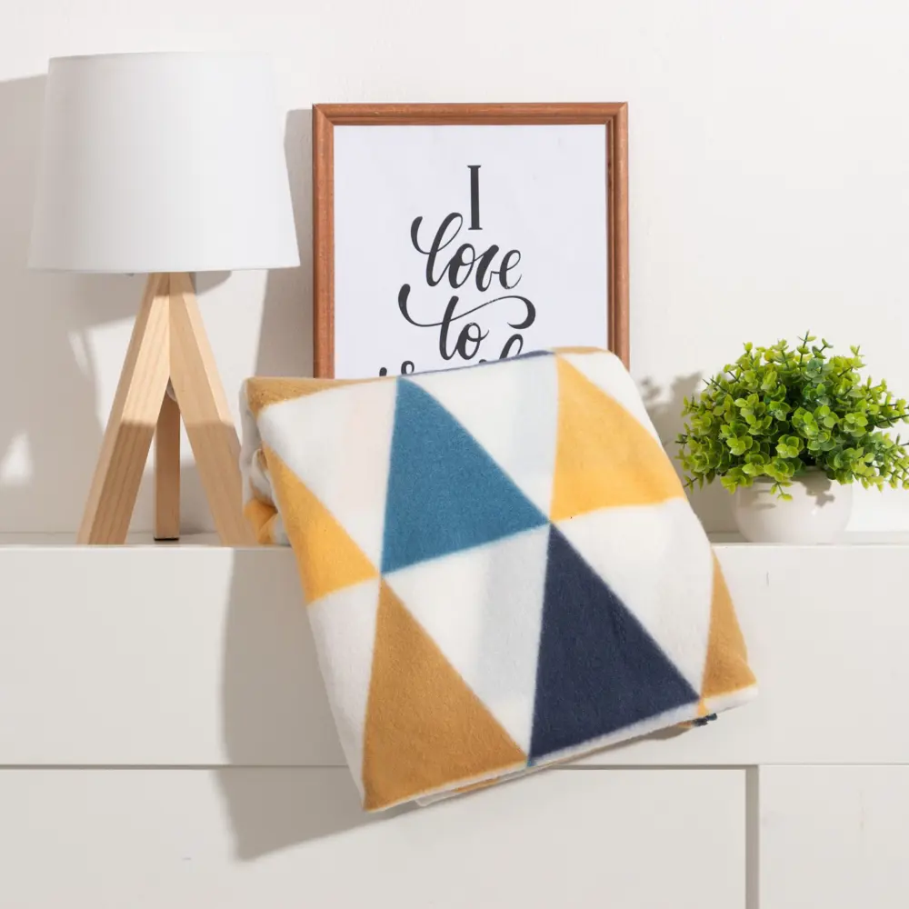 Фото Плед Экономь и я «Треугольники» 150х200 см, флис, цвет белый Фото Плед Экономь и я «Треугольники» 150х200 см, флис, цвет белый