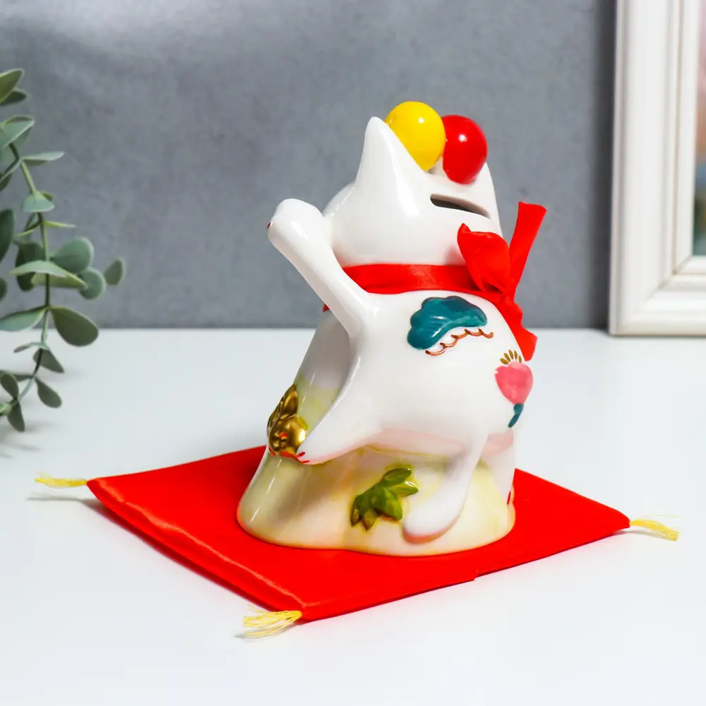 Фото 5 Копилка "Манэки-нэко нарядный с бантом" 11x10x15 см