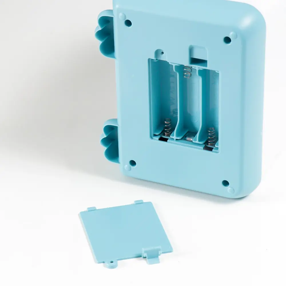 Фото 6 Копилка "Зайчик в комбинезоне и кепке" кодовый замок, со звуком, 3 батарейки АА, 13.5x10x22.5 см