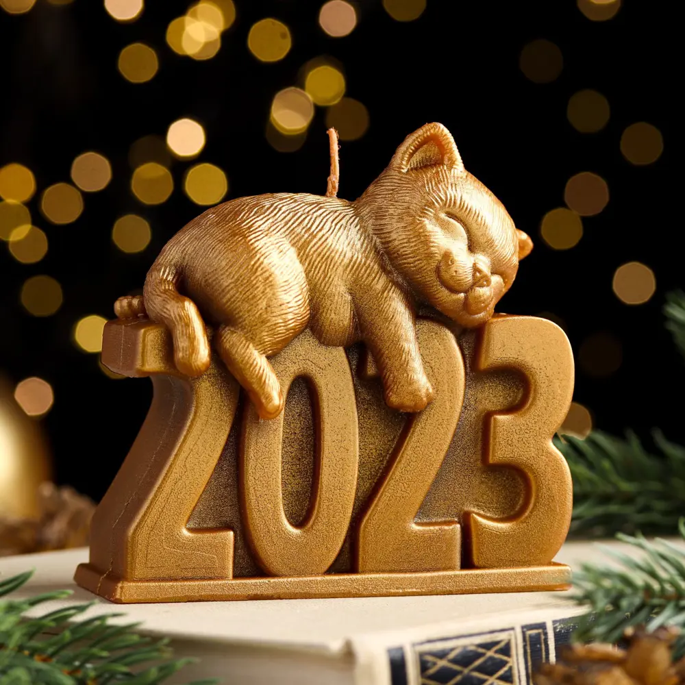 Фото Свеча фигурная "Котенок 2023" 9х4х9 см, золото Фото Свеча фигурная "Котенок 2023" 9х4х9 см, золото