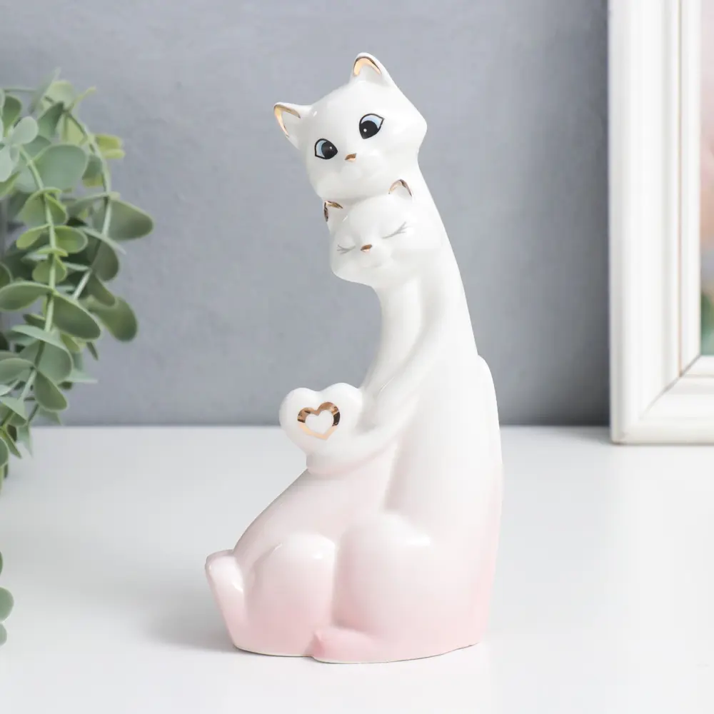Фото Фигурка "Кошки - объятия с сердечком" с золотом 17.8 см Фото Фигурка "Кошки - объятия с сердечком" с золотом 17.8 см