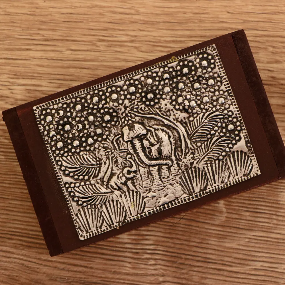 Фото 3 Шкатулка с чеканкой 11.5x7 см, дерево манго Фото 3 Шкатулка с чеканкой 11.5x7 см, дерево манго