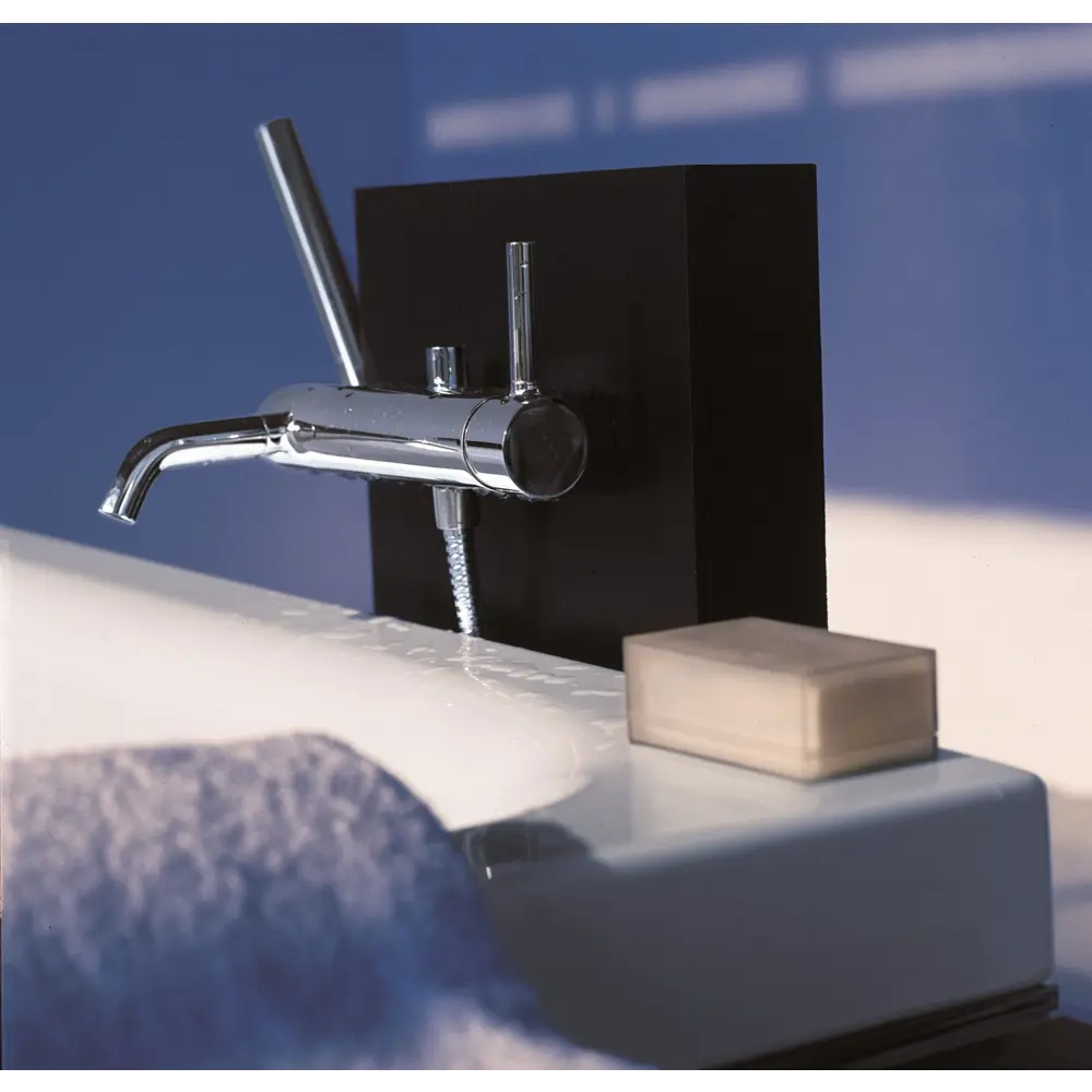 Фото Смеситель для ванны Zucchetti ZP6181 однорычажный с душевой лейкой цвет хром Фото Смеситель для ванны Zucchetti ZP6181 однорычажный с душевой лейкой цвет хром