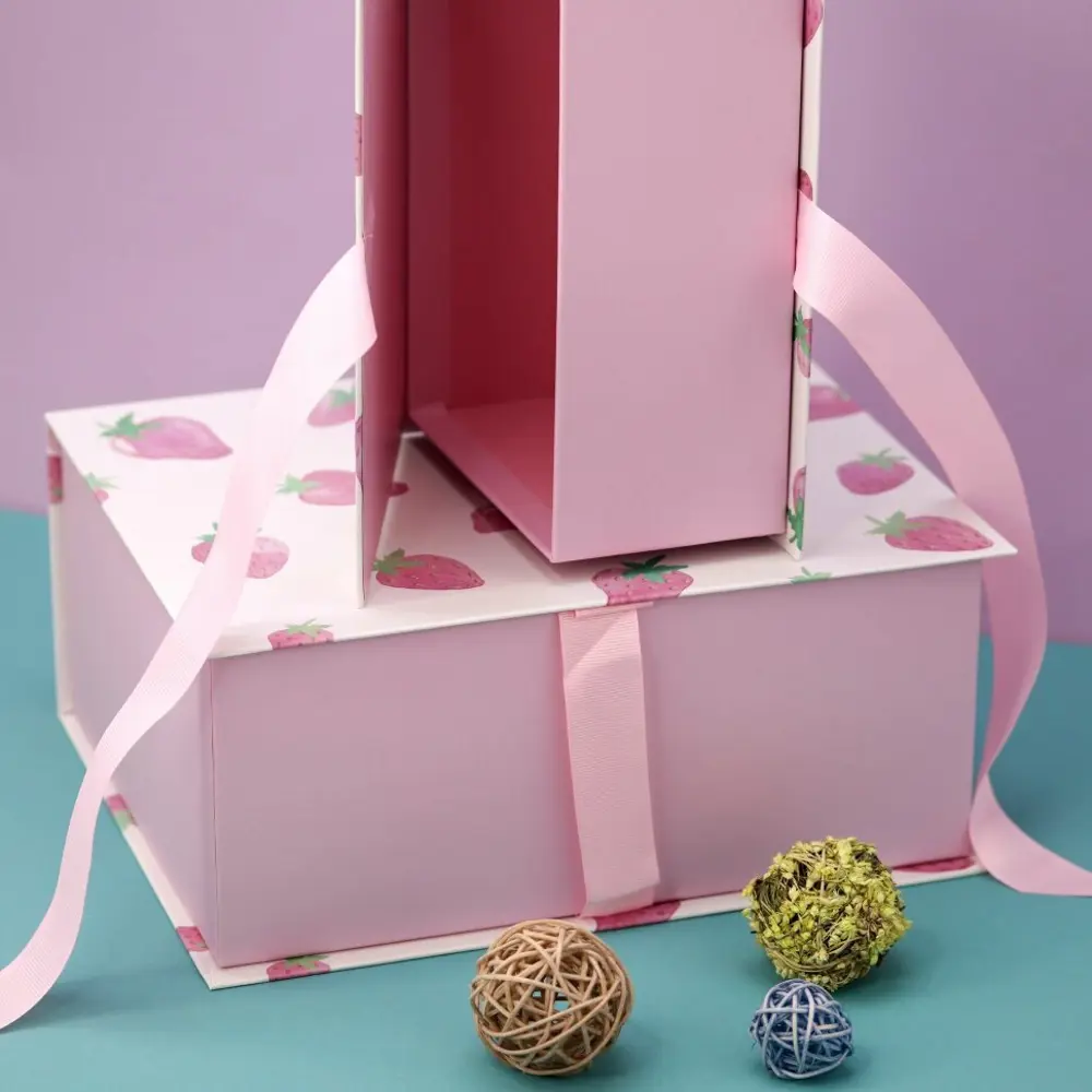 Фото 3 Набор подарочных коробок Nobrand 2 в 1 «Many strawberry» 21.5x15x8.5 см, 27x21.5x11.5 см Фото 3 Набор подарочных коробок Nobrand 2 в 1 «Many strawberry» 21.5x15x8.5 см, 27x21.5x11.5 см