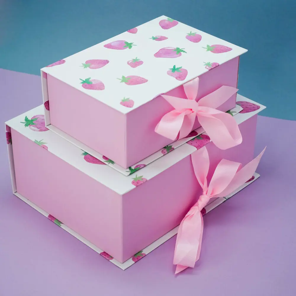 Фото Набор подарочных коробок Nobrand 2 в 1 «Many strawberry» 21.5x15x8.5 см, 27x21.5x11.5 см Фото Набор подарочных коробок Nobrand 2 в 1 «Many strawberry» 21.5x15x8.5 см, 27x21.5x11.5 см