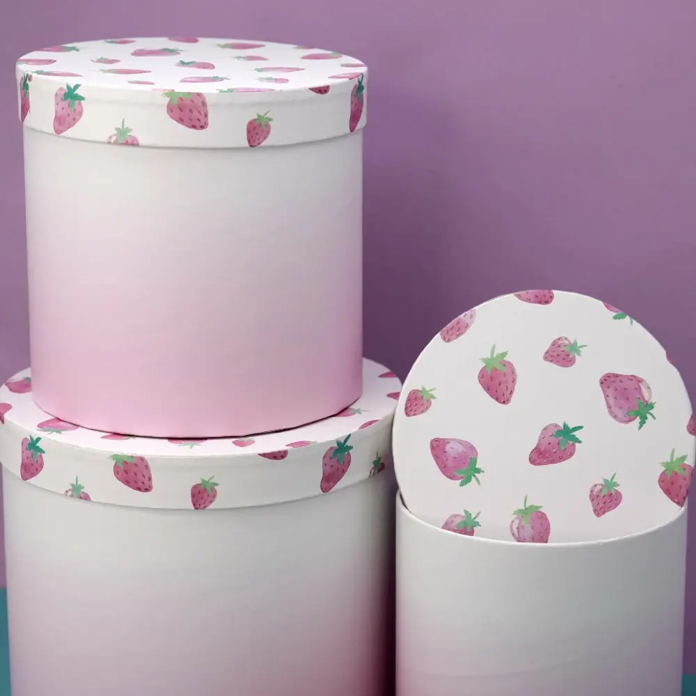 Фото 2 Набор подарочных коробок Nobrand 3 в 1 «Round strawberry» 23x23x20 см, 19x19x18 см, 16.5x16.5x16 см Фото 2 Набор подарочных коробок Nobrand 3 в 1 «Round strawberry» 23x23x20 см, 19x19x18 см, 16.5x16.5x16 см