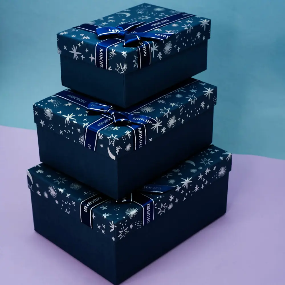 Фото 2 Набор подарочных коробок Nobrand 3в1 Starlight Night 19.5x13.5x8.5 см, 22.5x17x10 см, 25.5x19.5x11.5 см Фото 2 Набор подарочных коробок Nobrand 3в1 Starlight Night 19.5x13.5x8.5 см, 22.5x17x10 см, 25.5x19.5x11.5 см